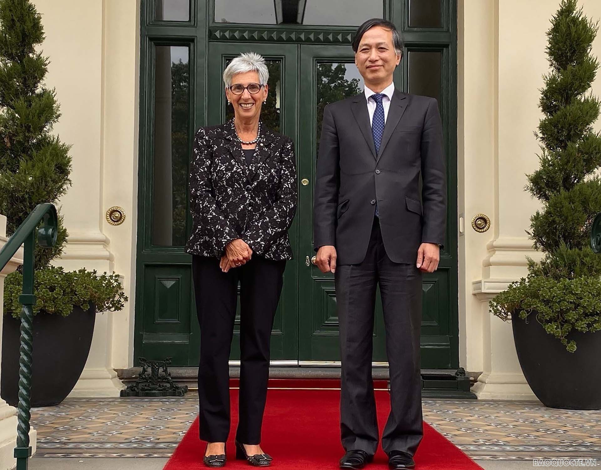 Đại sứ Nguyễn Tất Thành chào xã giao Thống đốc bang Victoria Linda Dessau. Đại sứ Nguyễn Tất Thành chào xã giao Thống đốc bang Victoria Linda Dessau.