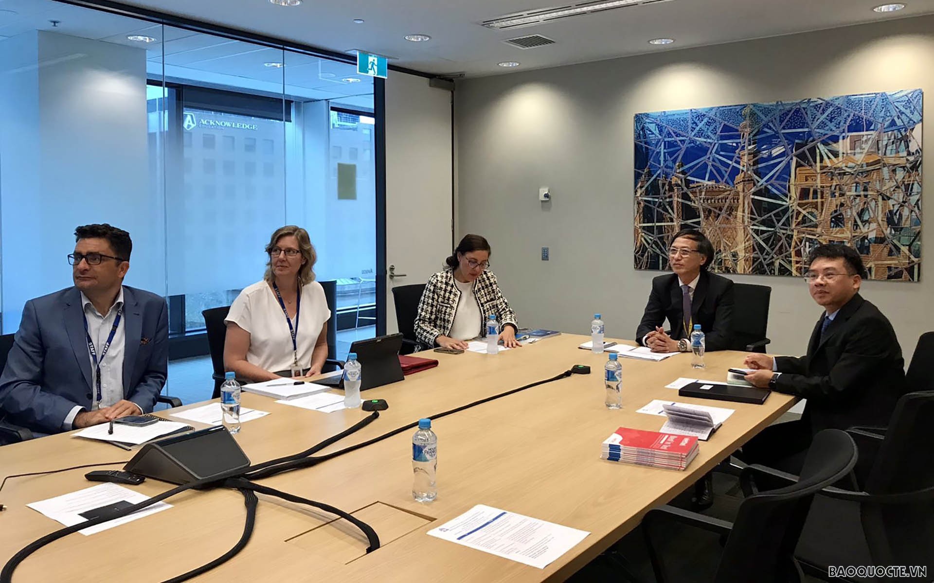 Đại sứ Nguyễn Tất Thành chủ trì hội nghị bàn tròn với một số bộ ngành bang Victoria về thương mại, đầu tư. Đại sứ Nguyễn Tất Thành chủ trì hội nghị bàn tròn với một số bộ ngành bang Victoria về thương mại, đầu tư.