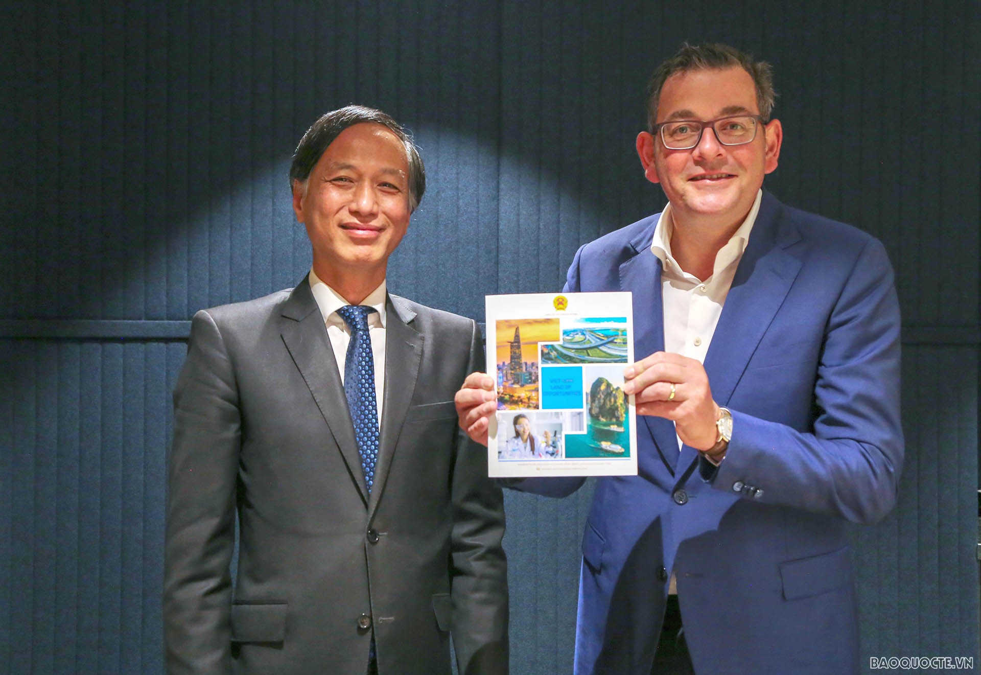Đại sứ Nguyễn Tất Thành và Thủ hiến bang Victoria Daniel Andrews. Đại sứ Nguyễn Tất Thành và Thủ hiến bang Victoria Daniel Andrews.
