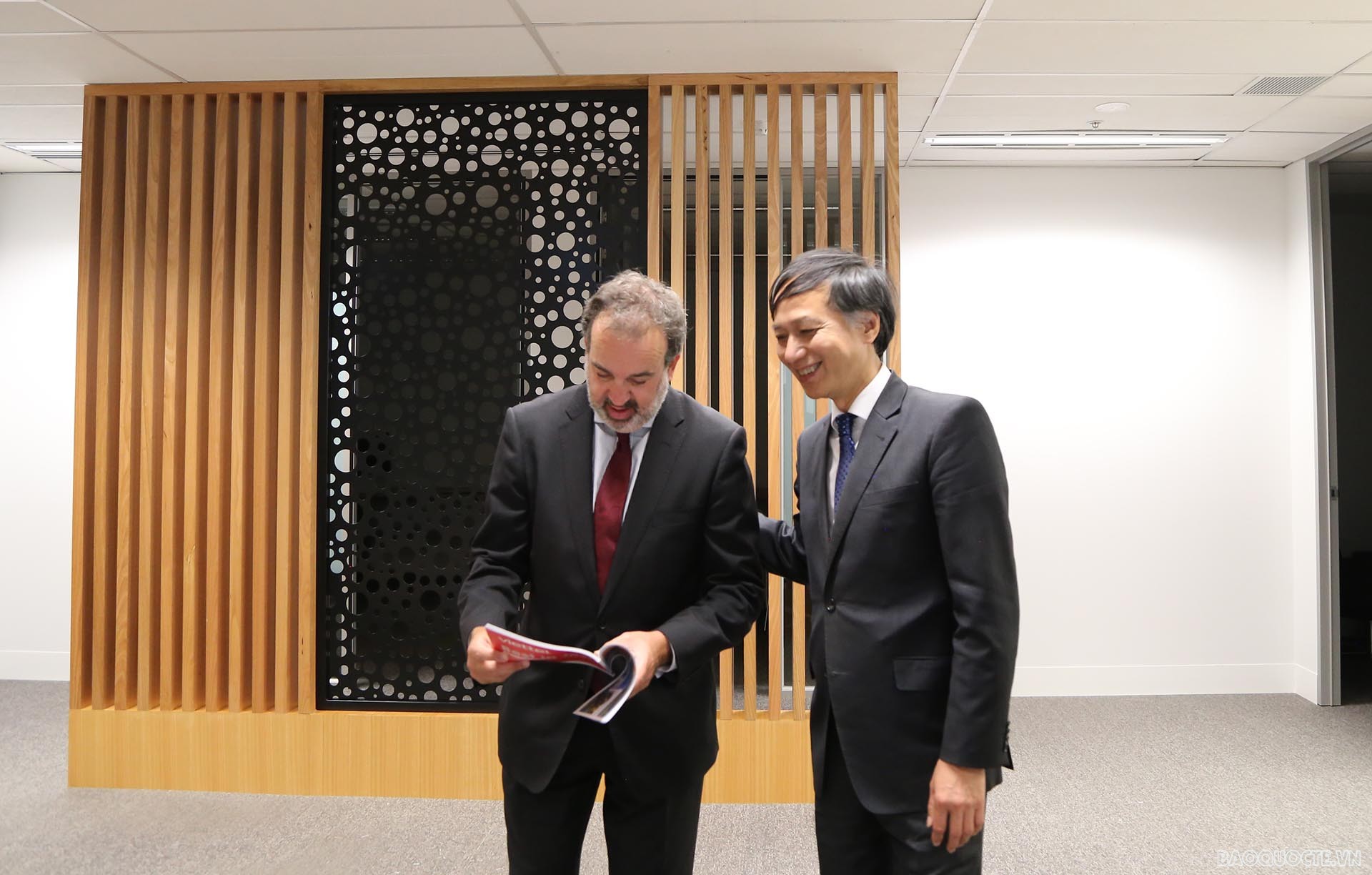 Đại sứ Nguyễn Tất Thành và Bộ trưởng phụ trách Kinh tế - thương mại Martin Pakula. Đại sứ Nguyễn Tất Thành và Bộ trưởng phụ trách Kinh tế - thương mại Martin Pakula.