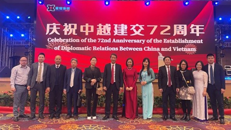 Cán bộ, nhân viên Tổng Lãnh sự quán Việt Nam tại Côn Minh và khách mời tham dự Lễ kỷ niệm.