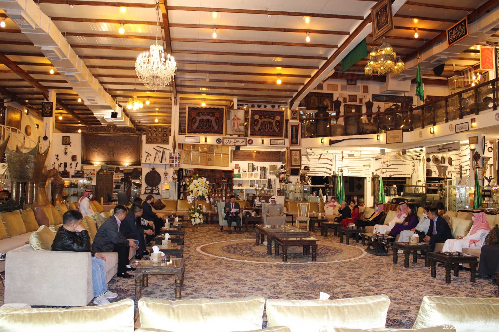 Ông Abdulwahab Al-Ghunaim, chủ nhân Bảo tàng tiếp Đại sứ Vũ Viết Dũng cùng các quan khách.