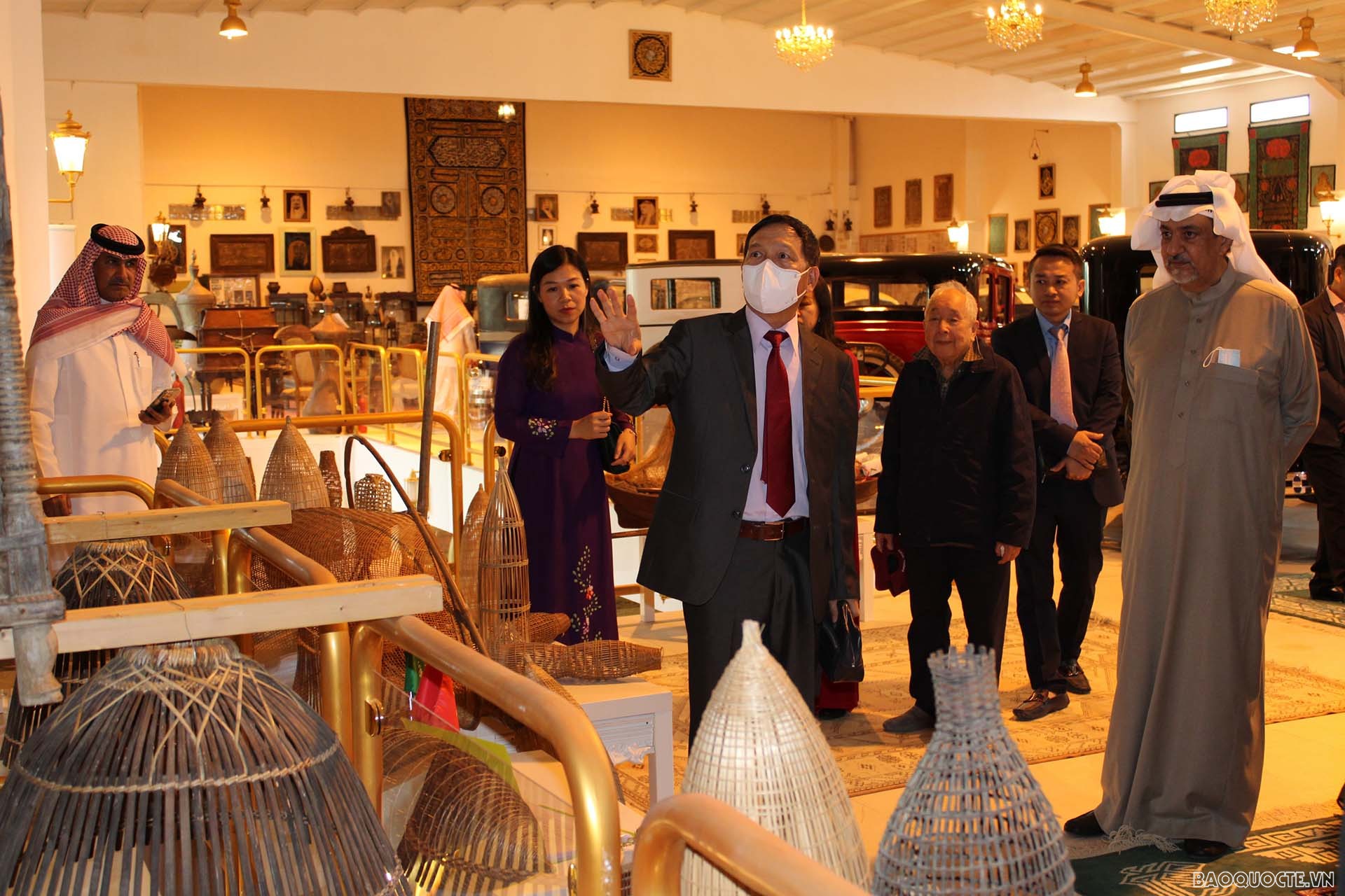 Đại sứ Vũ Viết Dũng giới thiệu các loại ngư cụ.