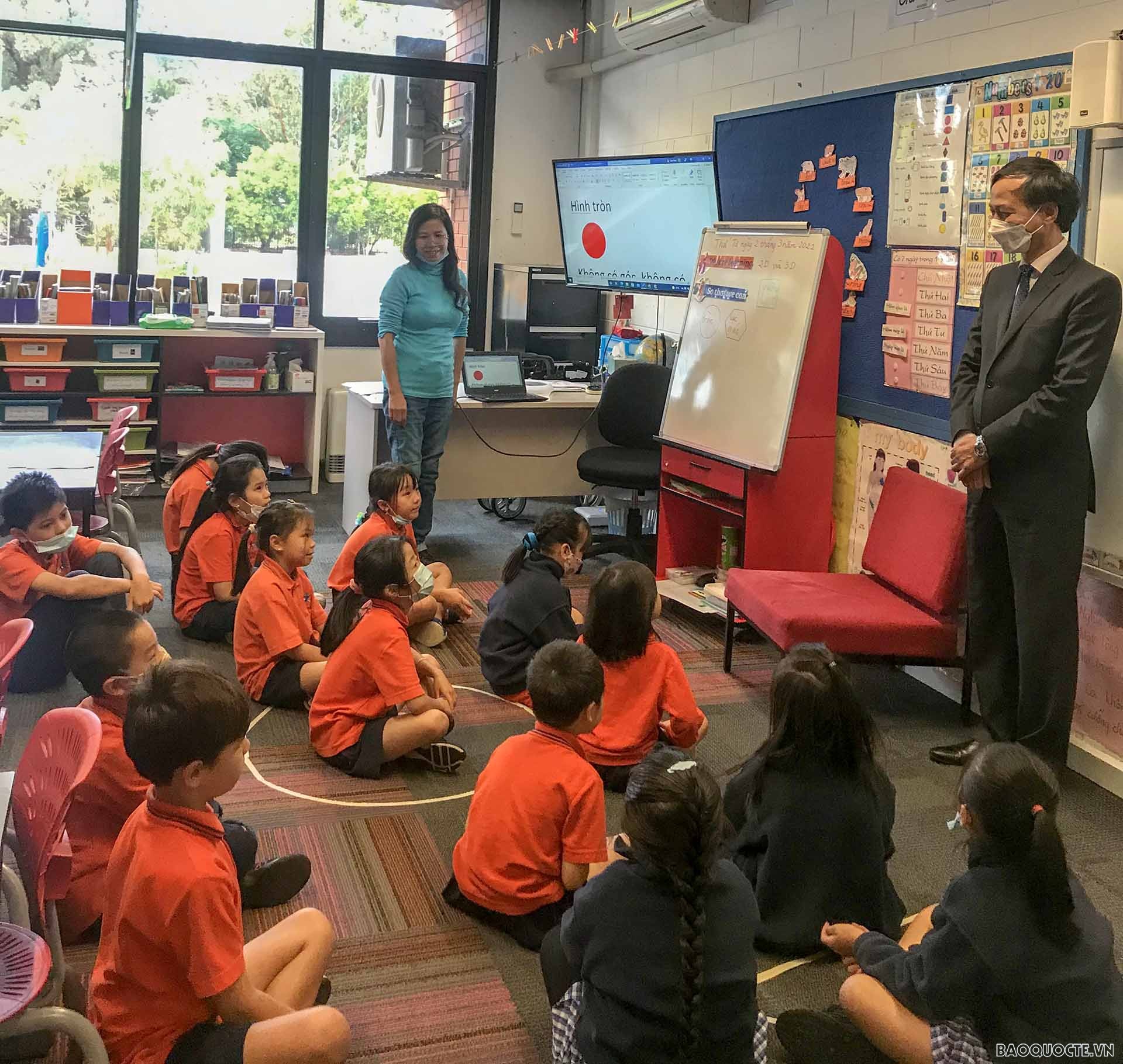 Đại sứ Nguyễn Tất Thành trò chuyện với các em học sinh lớp tiếng Việt. Đại sứ Nguyễn Tất Thành trò chuyện với các em học sinh lớp tiếng Việt.