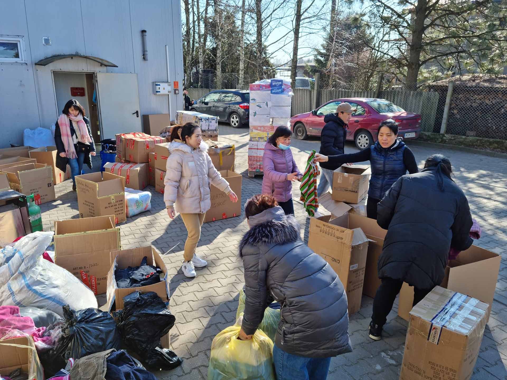 Tình nguyện viên người Việt tại Ba Lan quyên góp và chuẩn bị nhu yếu phẩm trợ giúp. (Ảnh: NVCC) Tình nguyện viên người Việt tại Ba Lan quyên góp và chuẩn bị nhu yếu phẩm trợ giúp. (Ảnh: NVCC)