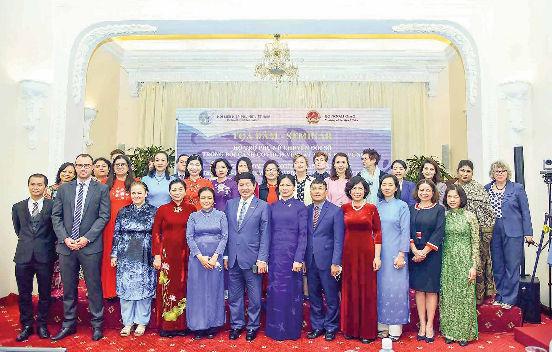 Các đại biểu tham dự Tọa đàm “Hỗ trợ phụ nữ chuyển đổi số trong bối cảnh Covid-19 vì phát triển bền vững”, ngày 18/10/2021. (Ảnh: Nguyễn Hồng)