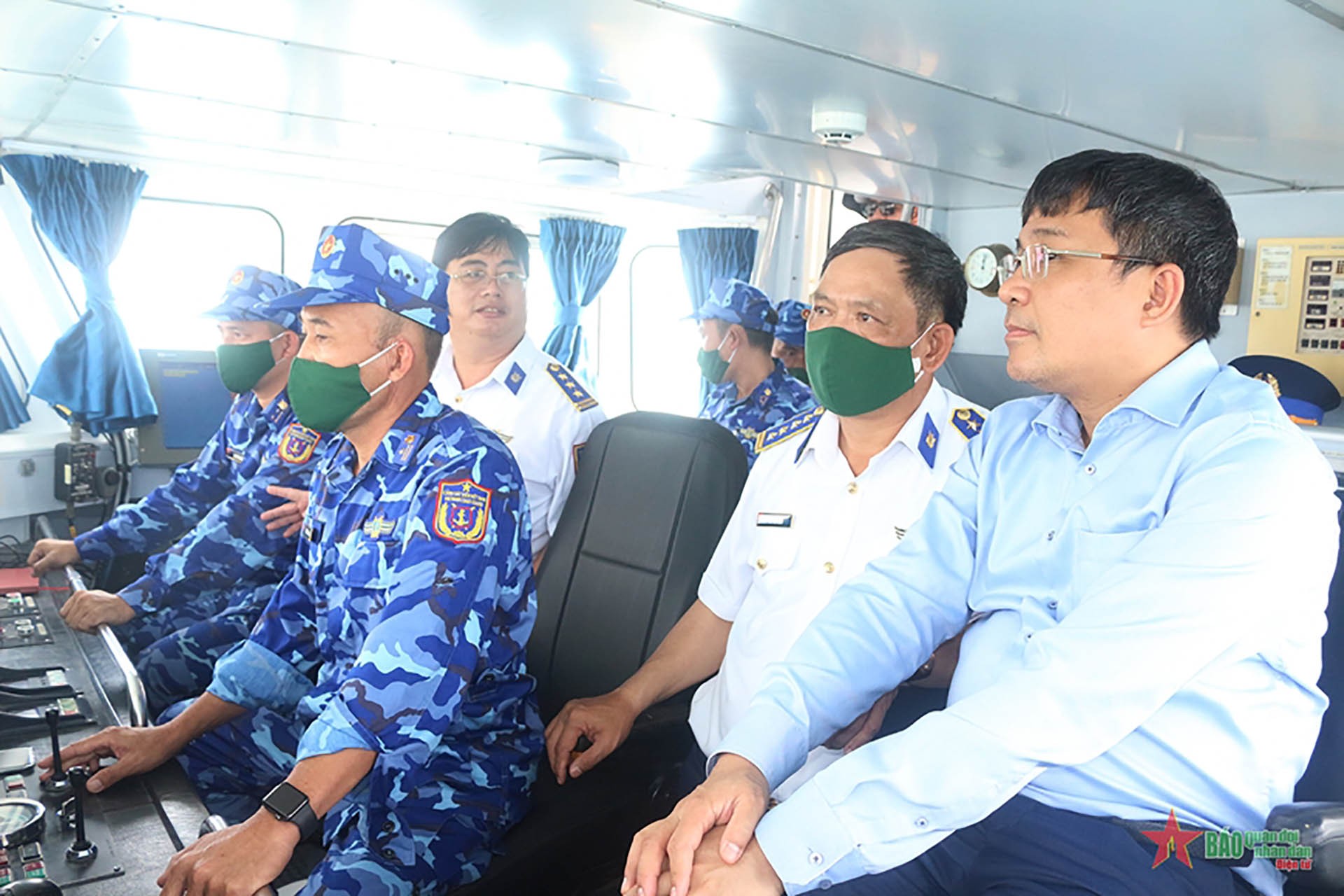 Thứ trưởng Thường trực Nguyễn Minh Vũ ân cần thăm hỏi và trực tiếp động viên các cán bộ, chiến sĩ đang thực hiện nhiệm vụ trên các tàu. (Nguồn: qdnd.vn) Thứ trưởng Thường trực Nguyễn Minh Vũ ân cần thăm hỏi và trực tiếp động viên các cán bộ, chiến sĩ đang thực hiện nhiệm vụ trên các tàu. (Nguồn: qdnd.vn)
