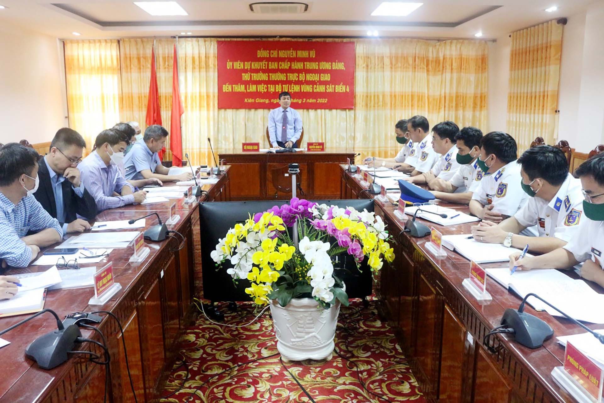 Quang cảnh buổi làm việc của Đoàn công tác Bộ Ngoại giao tại Bộ Tư lệnh Vùng Cảnh sát biển 4. (Nguồn: qdnd.vn) Quang cảnh buổi làm việc của Đoàn công tác Bộ Ngoại giao tại Bộ Tư lệnh Vùng Cảnh sát biển 4. (Nguồn: qdnd.vn)