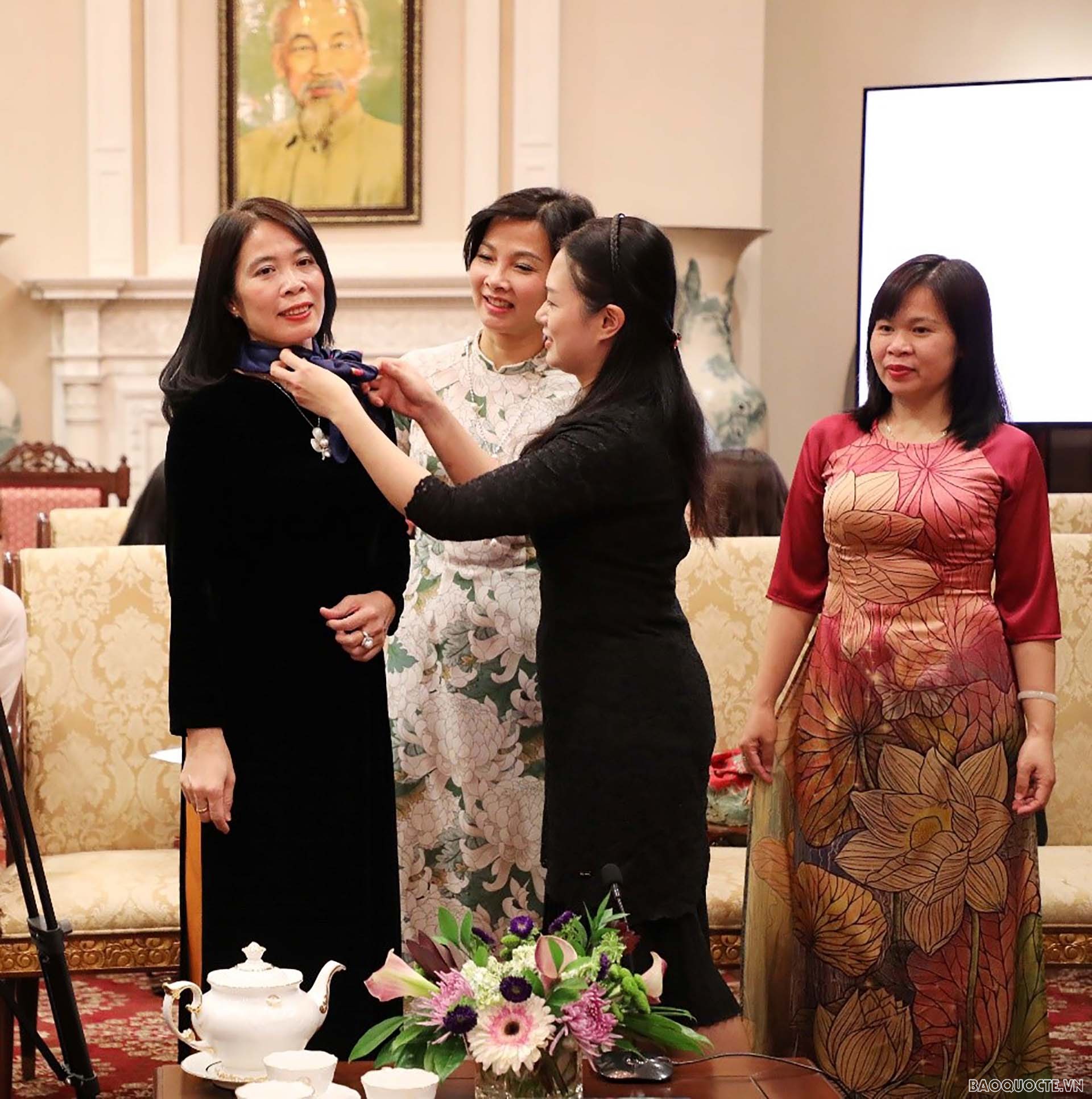 Các khách mời thực hành thắt khăn lụa