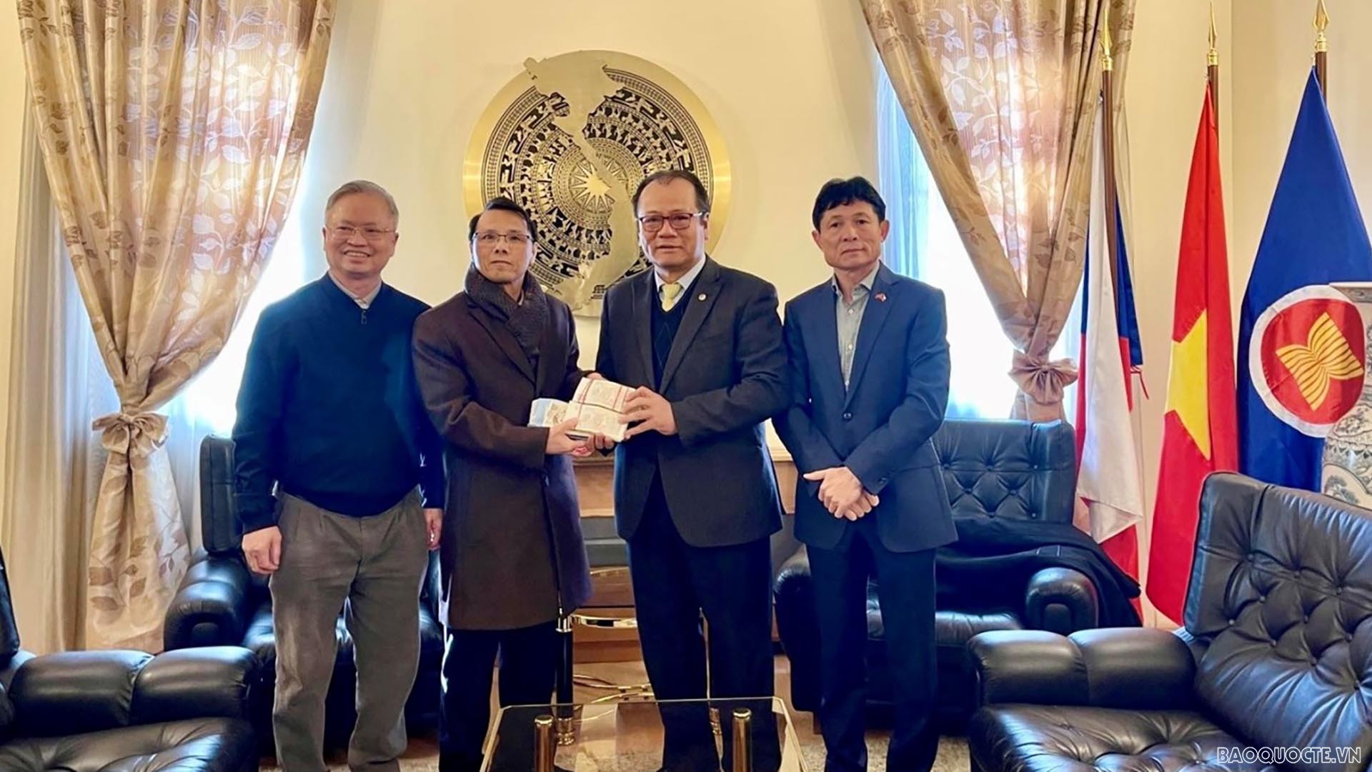 Cộng đồng người Việt Nam tại Czech đã quyên góp được khoản tiền 530.000 kuron (tương đương với 20.000 Euro) để hỗ trợ bà con ta sơ tán từ Ukraine. Cộng đồng người Việt Nam tại Czech đã quyên góp được khoản tiền 530.000 kuron (tương đương với 20.000 Euro) để hỗ trợ bà con ta sơ tán từ Ukraine.