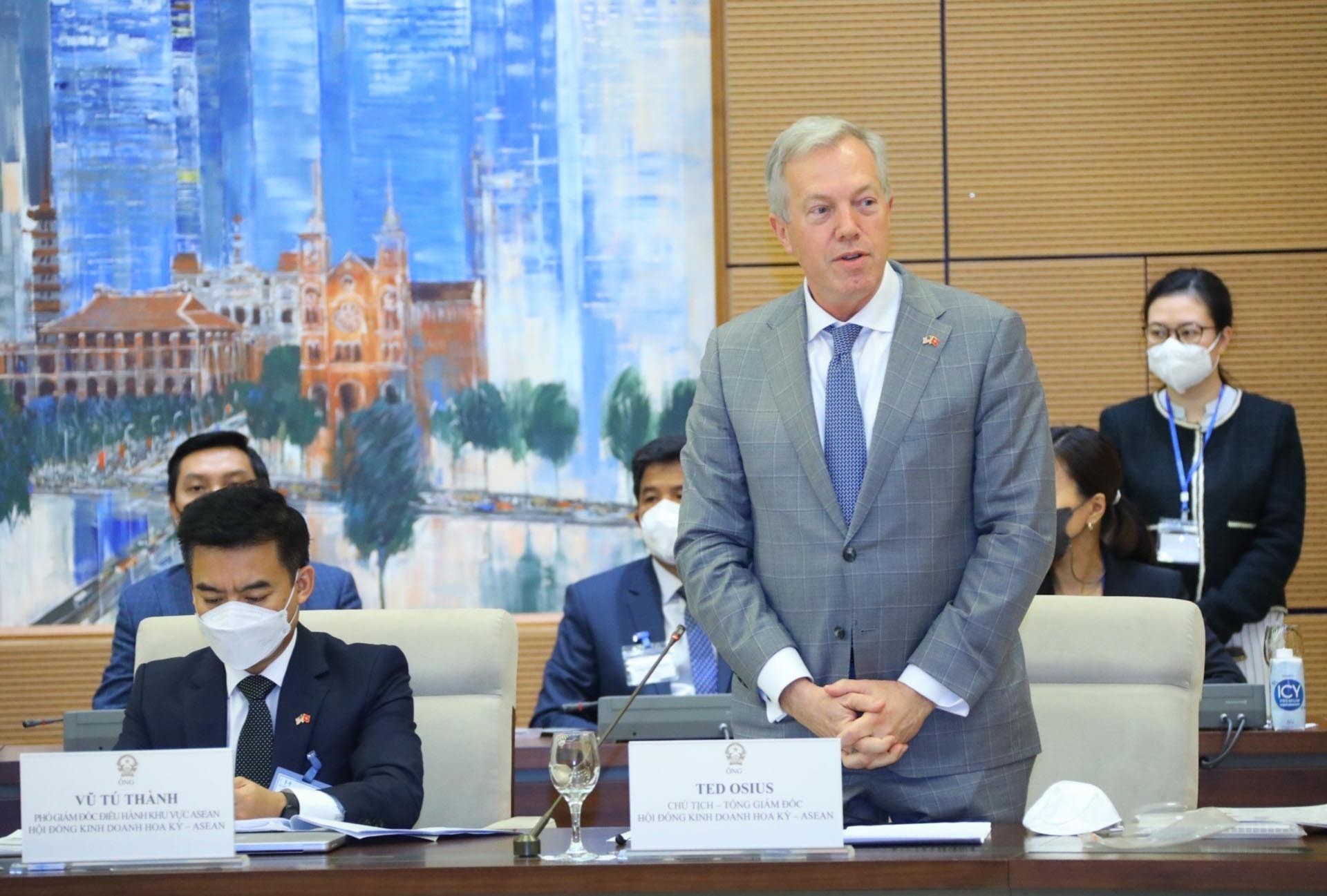 Chủ tịch kiêm Tổng Giám đốc Hội đồng kinh doanh Hoa Kỳ - ASEAN Ted Osius phát biểu(Nguồn: TTXVN)