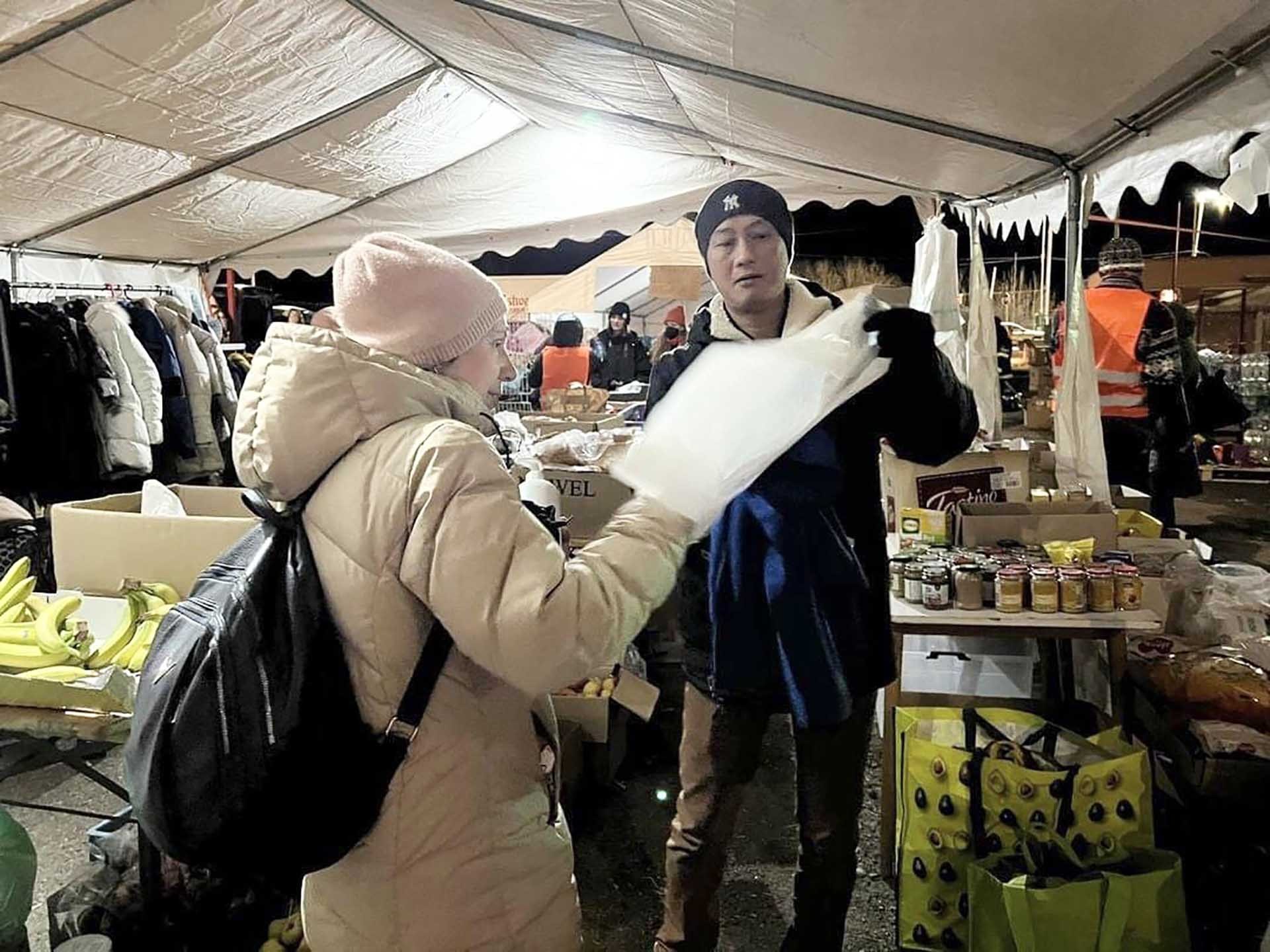 Tình nguyện viên người Việt trợ giúp người tị nạn từ Ukraine tại lán trại nơi biên giới. (Ảnh: NVCC) Tình nguyện viên người Việt trợ giúp người tị nạn từ Ukraine tại lán trại nơi biên giới. (Ảnh: NVCC)