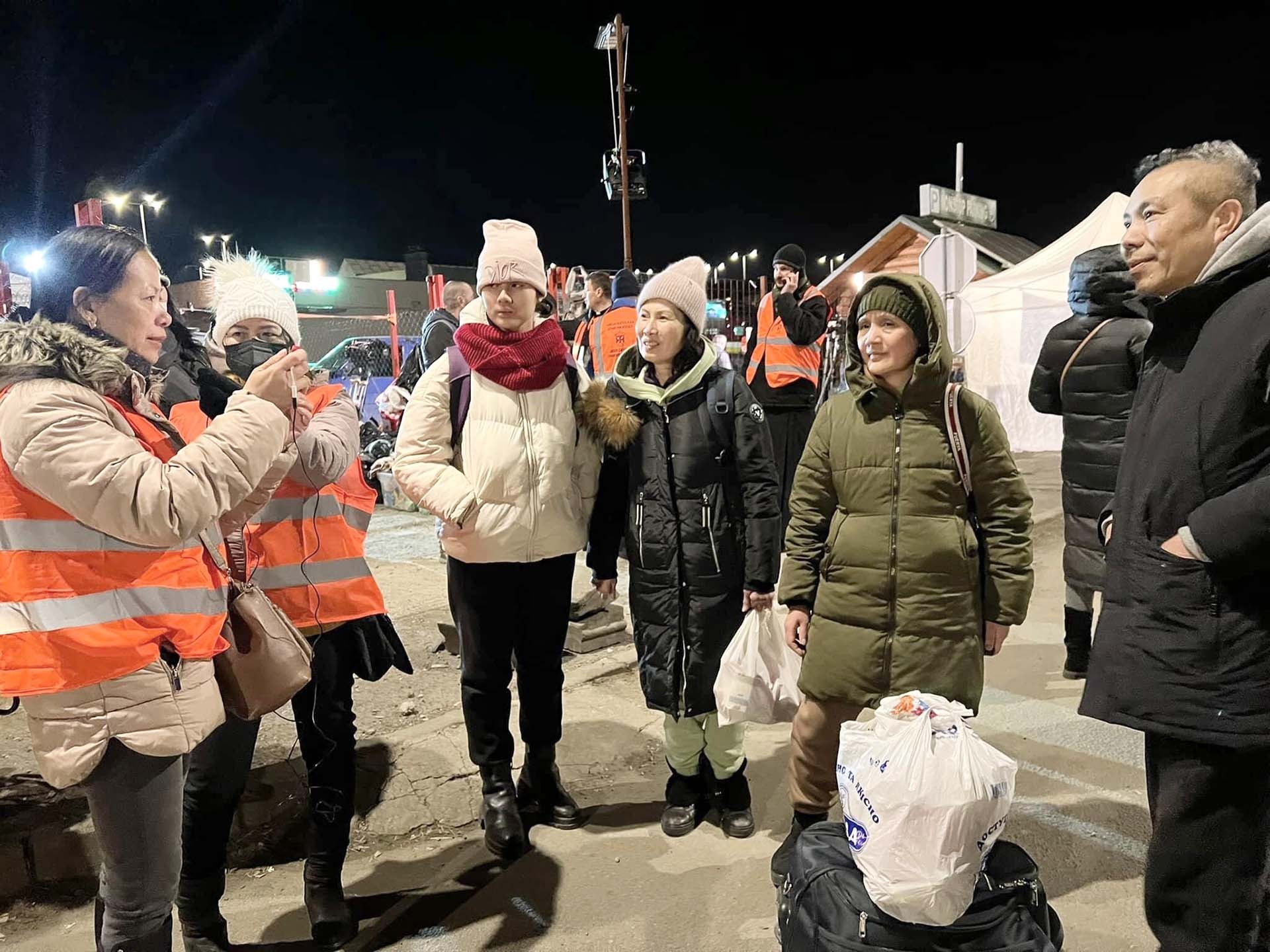 Bà con người Việt và các tình nguyện viên. Bà con người Việt và các tình nguyện viên.