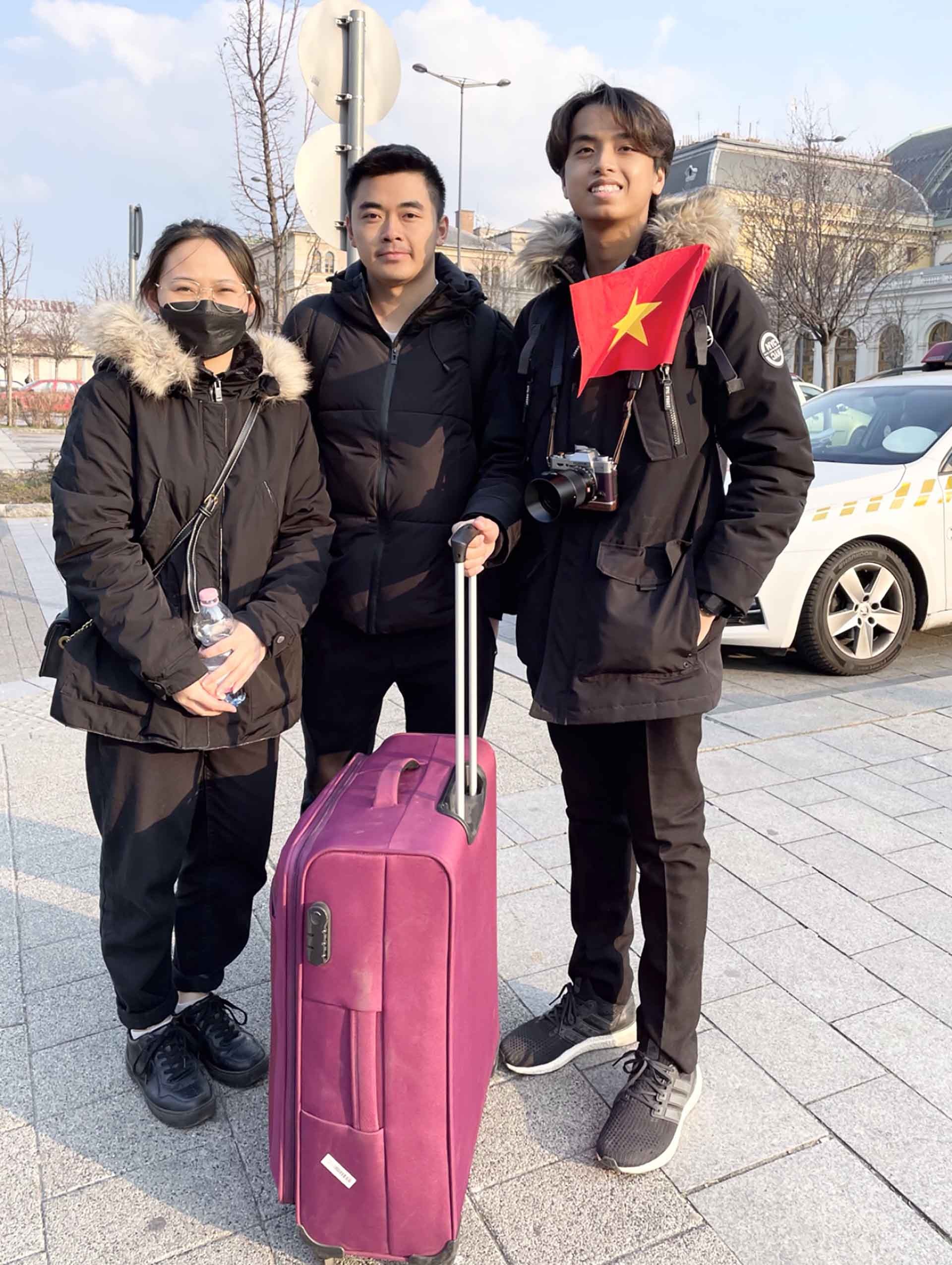 Sinh viên Việt Nam tại Hungary giúp đỡ người Việt đi lánh nạn chiến tranh. (Ảnh: NVCC) Sinh viên Việt Nam tại Hungary giúp đỡ người Việt đi lánh nạn chiến tranh. (Ảnh: NVCC)