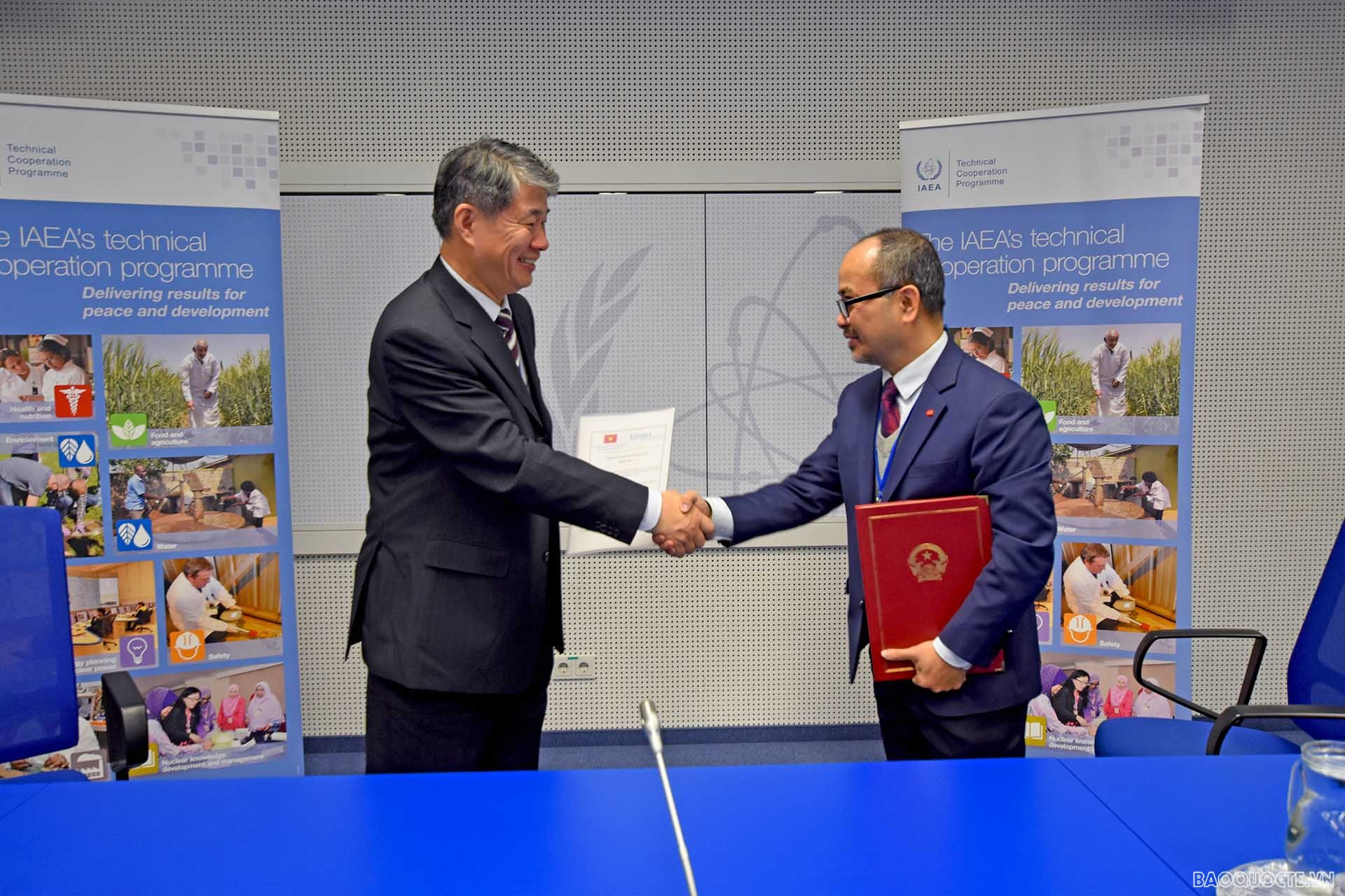 Đại sứ Nguyễn Trung Kiên và Tiến sĩ Hua LIU, Phó Tổng giám đốc phụ trách hợp tác về công nghệ, kỹ thuật của IAEA trao đổi văn kiện.