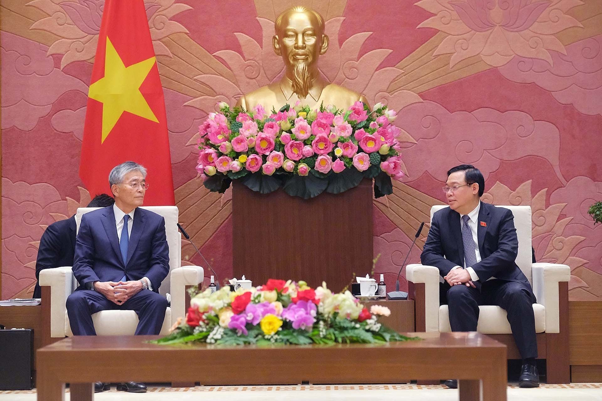 Chủ tịch Quốc hội Vương Đình Huệ tiếp ông Honna Hitoshi, Chủ tịch kiêm Giám đốc đại diện Tập đoàn Erex, Nhật Bản. (Nguồn: TTXVN)