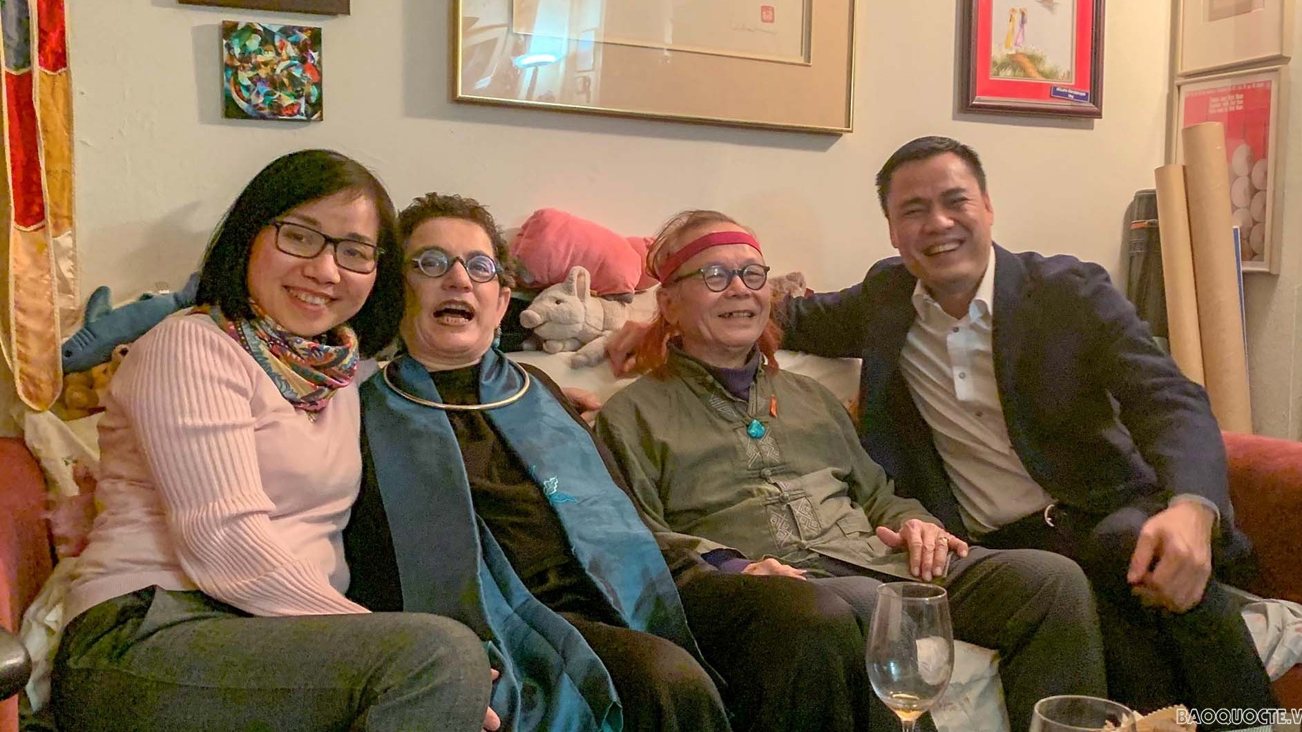 Đại sứ Đặng Hoàng Giang, Trưởng Phái đoàn thường trực Việt Nam tại Liên hợp quốc thăm hỏi bạn Mỹ cánh tả