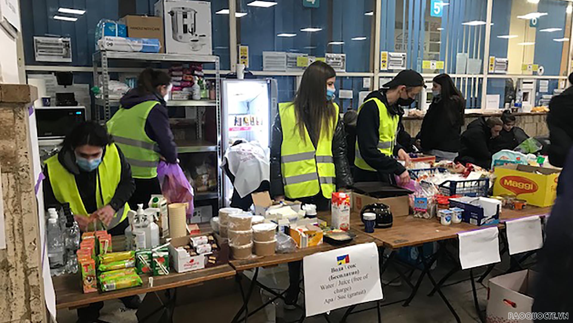 Tình nguyện viên Romania phát đồ ăn miễn phí tại Gara de Nord.