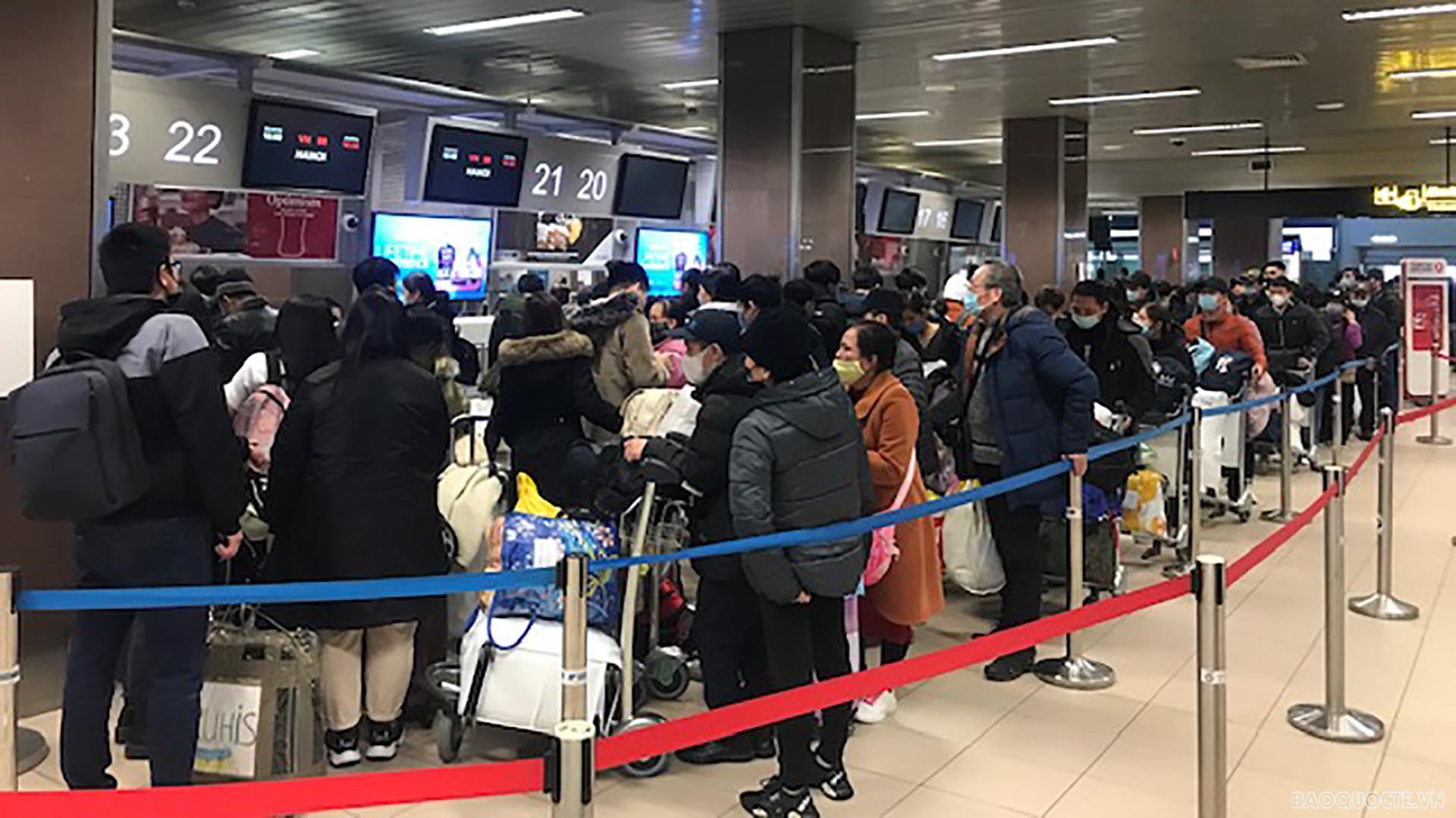 Bà con làm thủ tục lên máy bay.