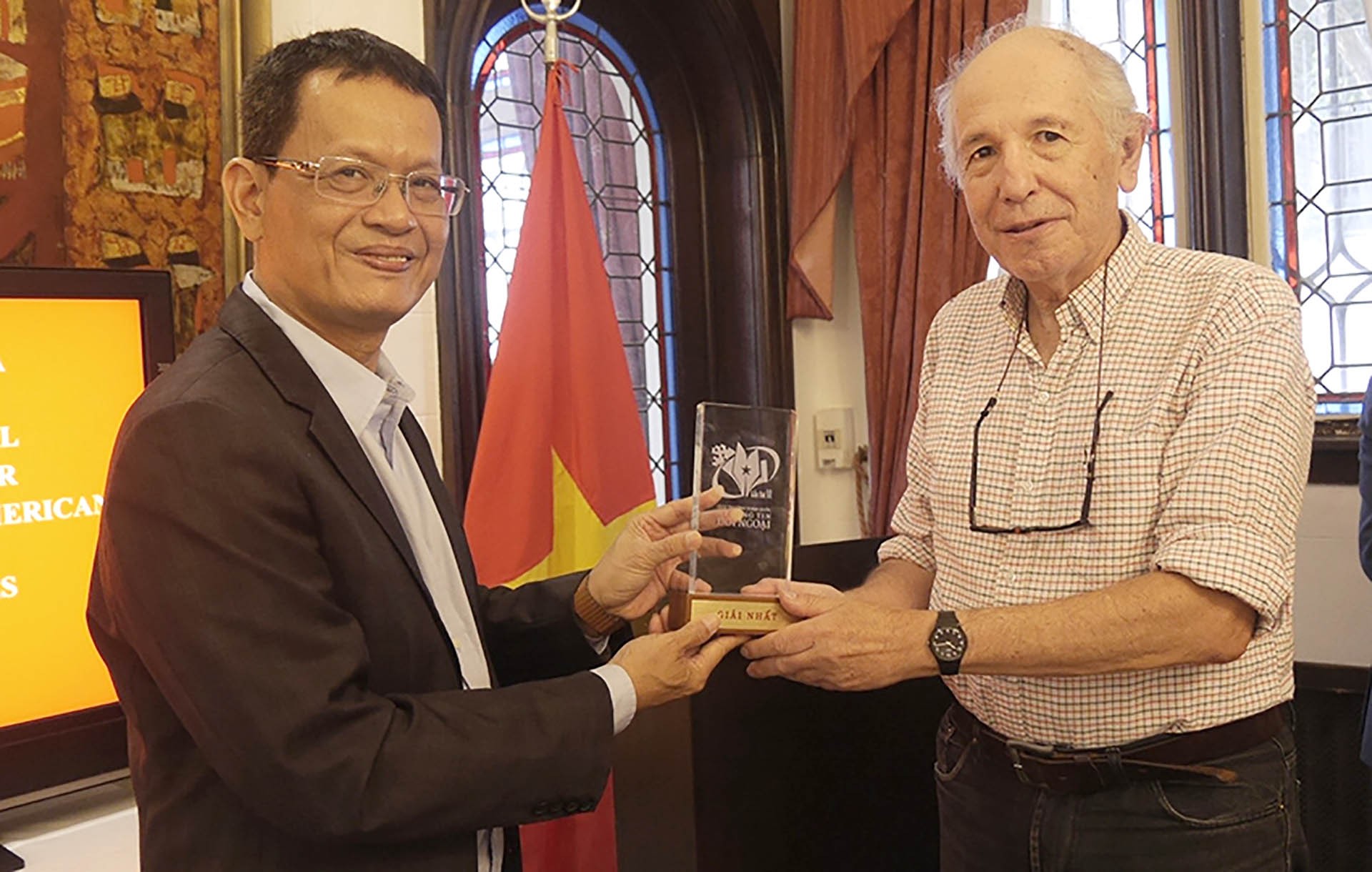 Đại sứ Dương Quốc Thanh trao Giải thưởng toàn quốc về thông tin đối ngoại lần thứ VII cho nhà báo Carlos Aznarez.