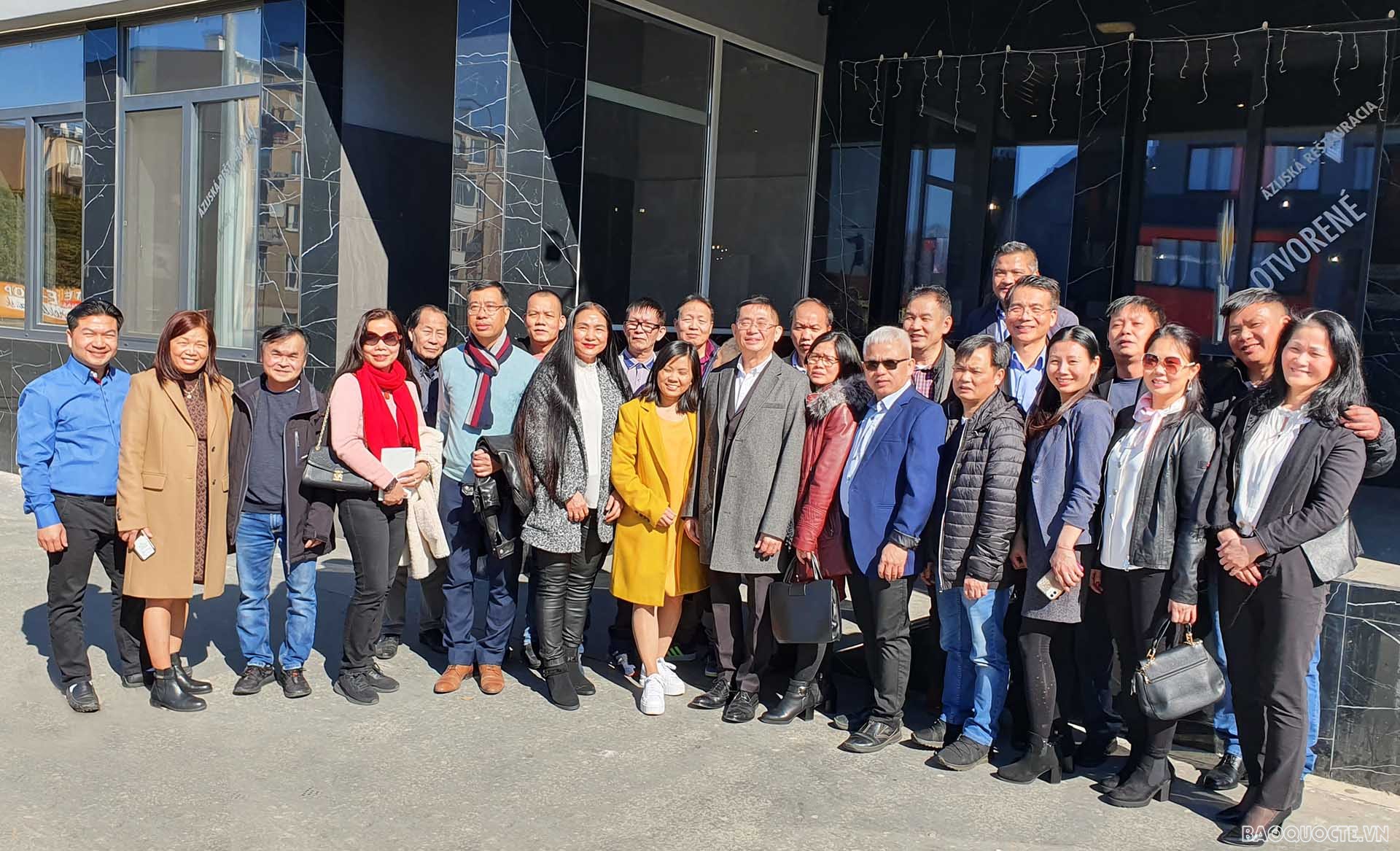 Đại sứ Nguyễn Tuấn và đại diện cộng đồng người Việt tại một số tỉnh ở đông Slovakia.