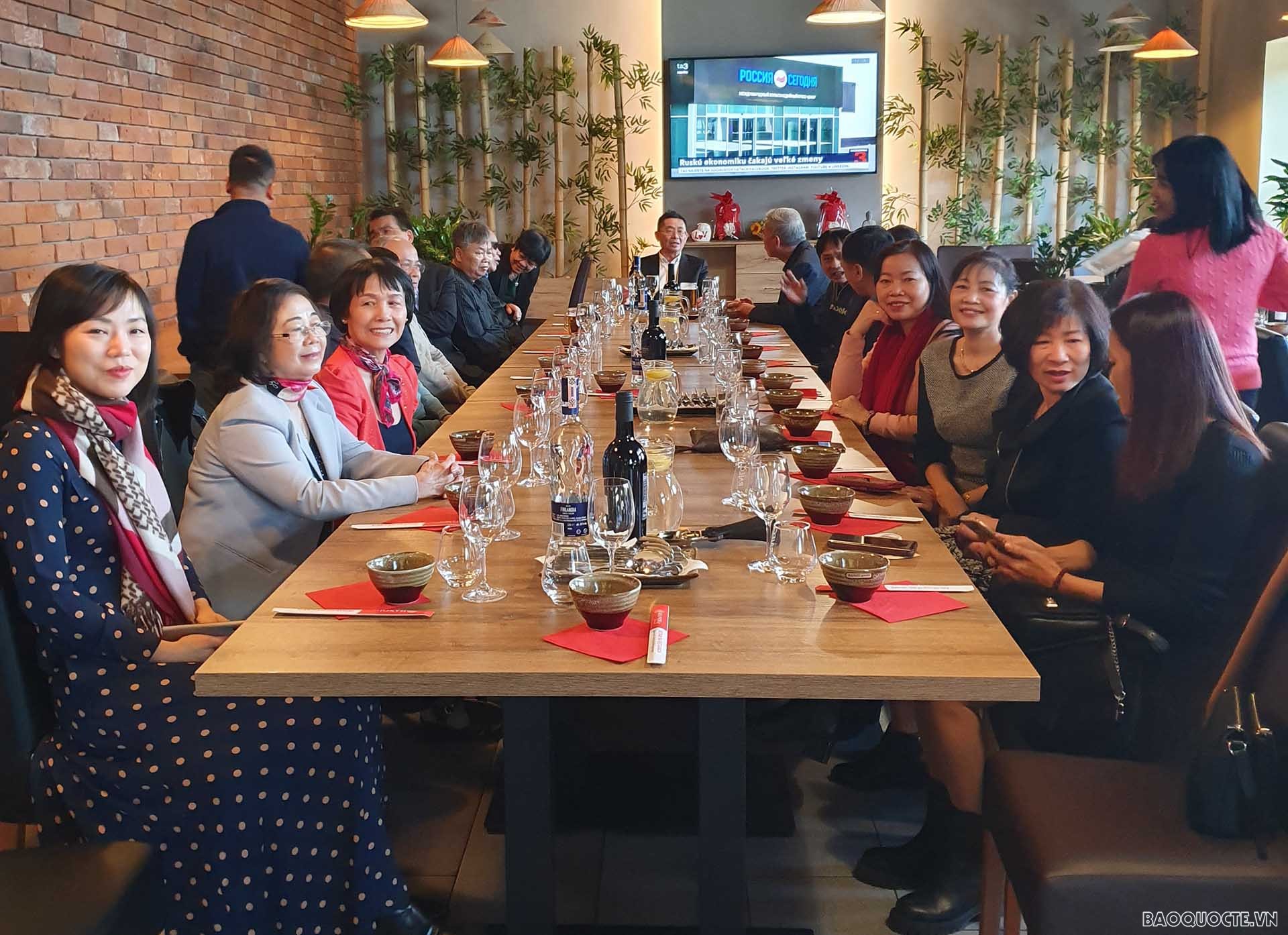 Đại sứ Nguyễn Tuấn và đại diện cộng đồng người Việt tại thành phố Kosice.