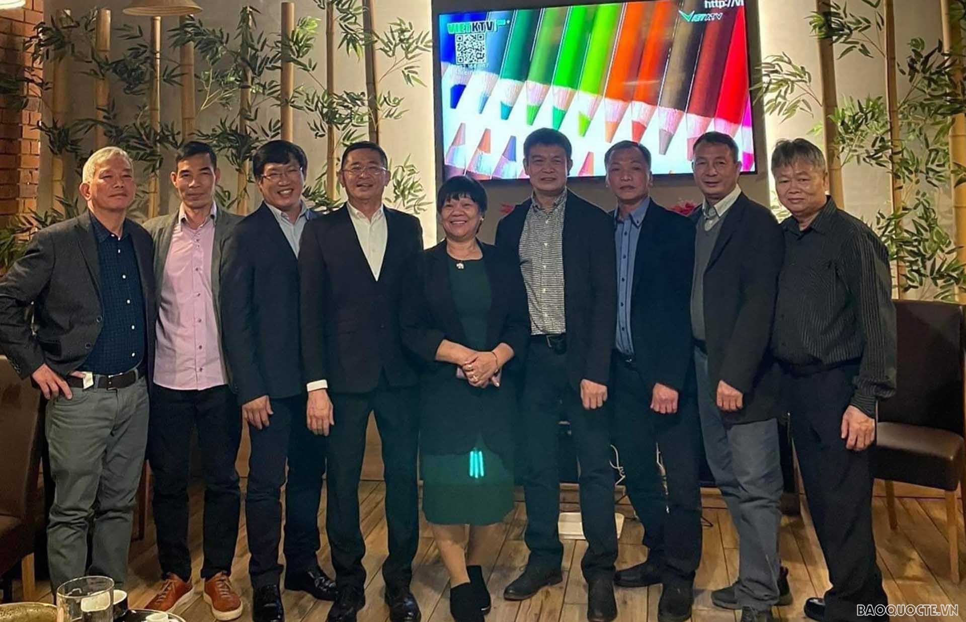 Đại sứ Nguyễn Tuấn và Ban chấp hành Hội người Việt tại Kosice.