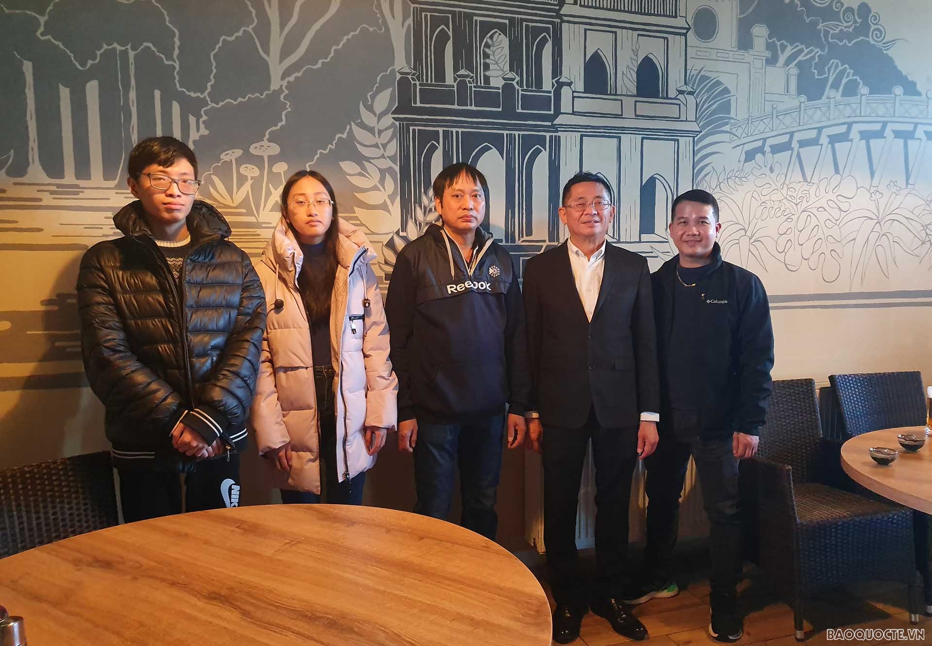 Đại sứ Nguyễn Tuấn thăm hỏi một số công dân sơ tán từ Ukraine.