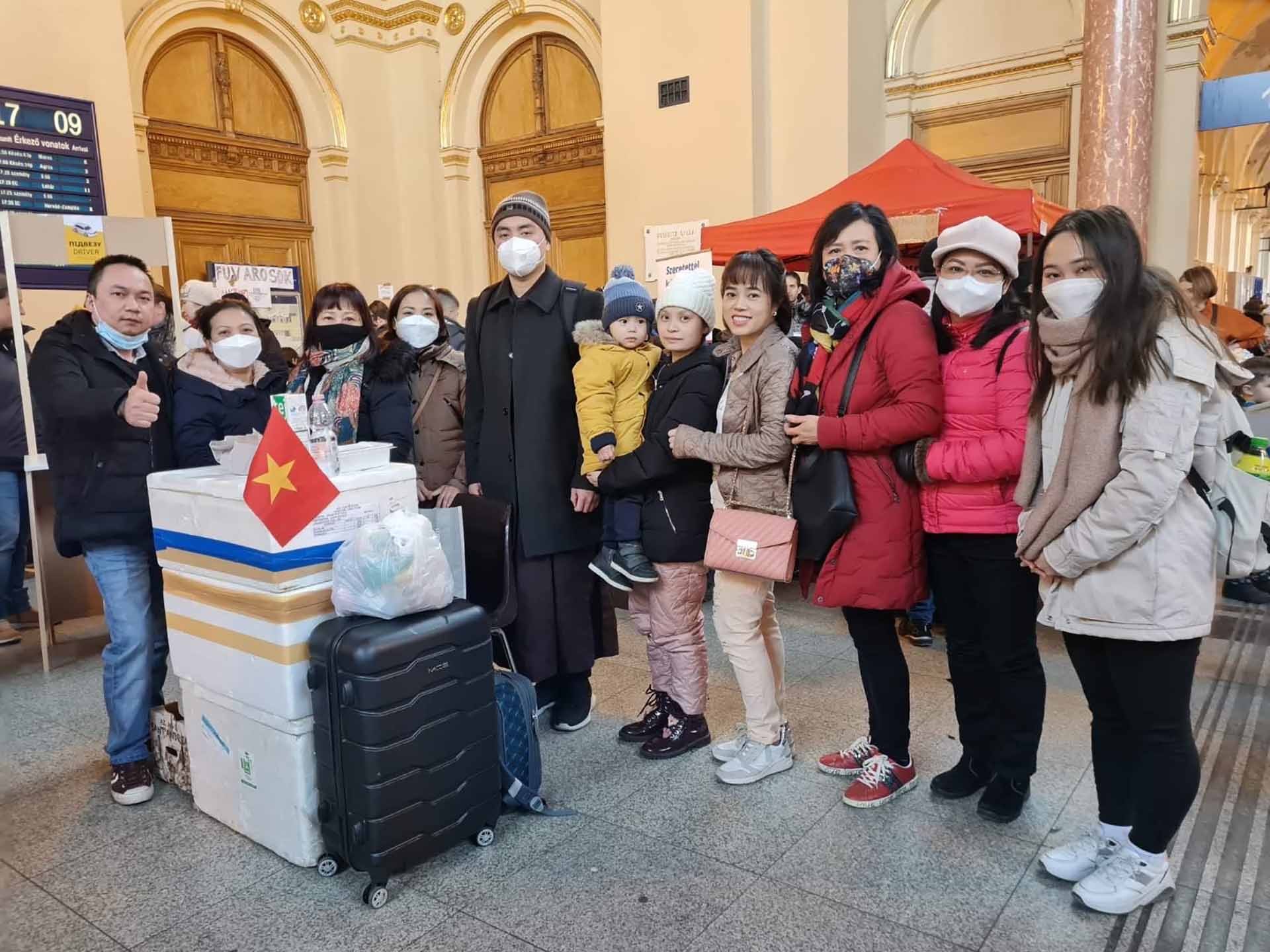 Cán bộ Đại sứ quán và cộng đồng người Việt đón bà con sơ tán từ Ukraine.