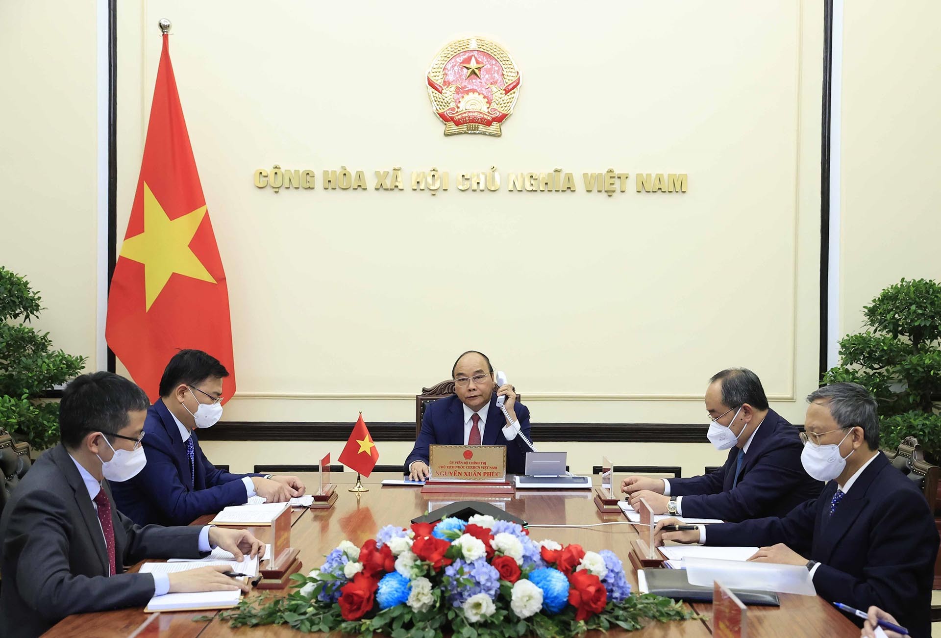 Chủ tịch nước Nguyễn Xuân Phúc điện đàm với Tổng thống đắc cử Hàn Quốc Yoon Suk-yeol Chủ tịch nước Nguyễn Xuân Phúc điện đàm với Tổng thống đắc cử Hàn Quốc Yoon Suk-yeol