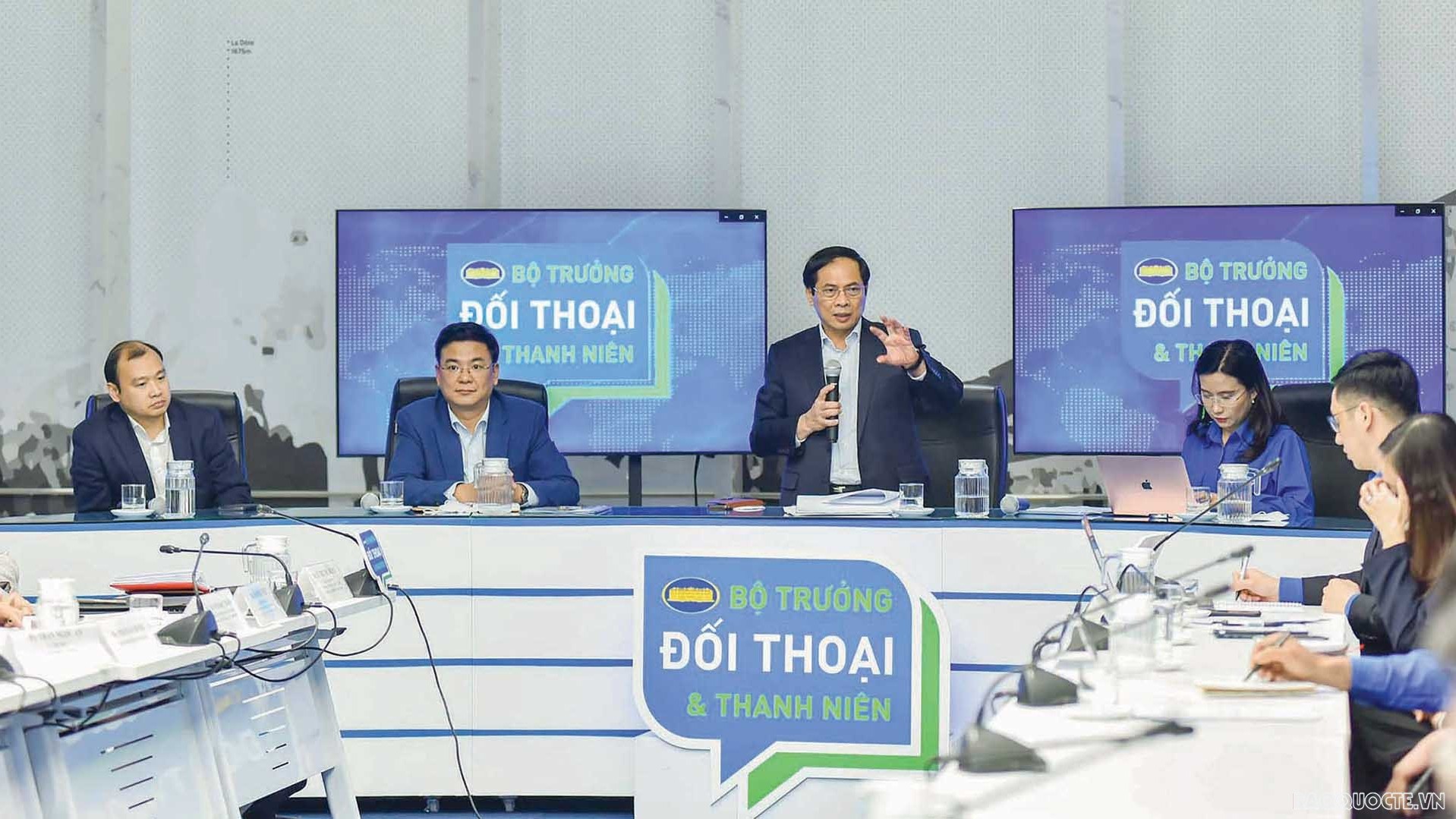 Xây dựng đội ngũ cán bộ ngoại giao trẻ bản lĩnh, chuyên nghiệp, hiện đại