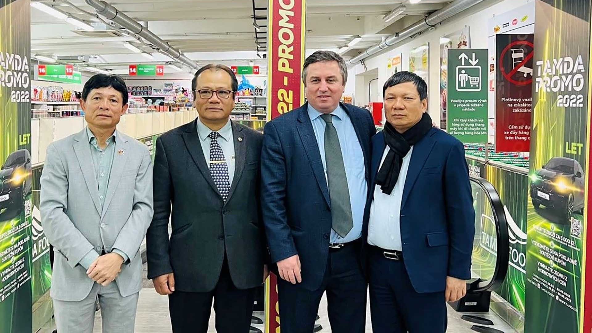 Đại sứ Thái Xuân Dũng làm việc với Đại sứ Albania tại Czech