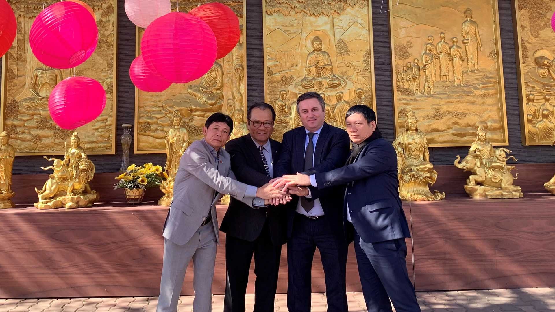 Đại sứ Thái Xuân Dũng cùng đoàn đại biểu chụp ảnh lưu chùa Vĩnh Nghiêm