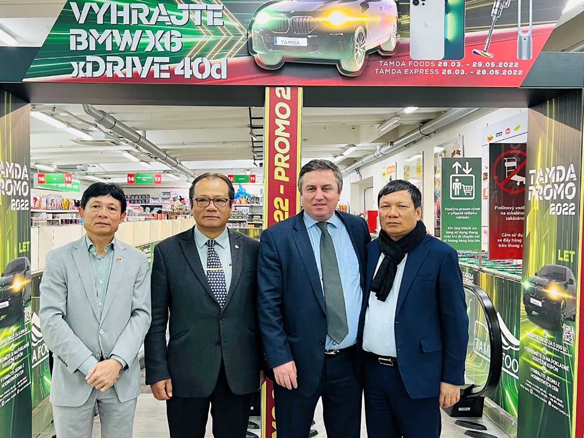 Đại sứ Thái Xuân Dũng cùng đoàn đại biểu chụp ảnh lưu niệm tại TTTM Tamda.