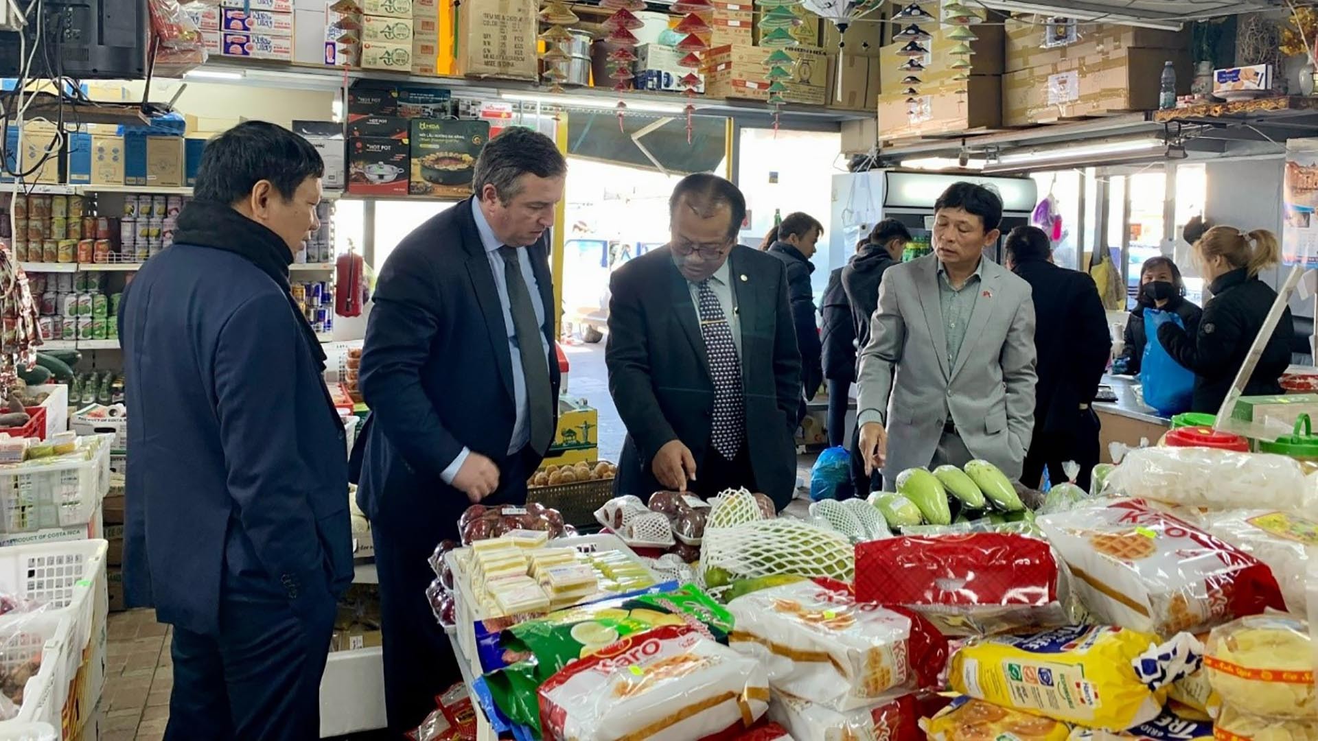 Đại sứ Thái Xuân Dũng giới thiệu các sản phẩm nổi bật của Việt Nam.