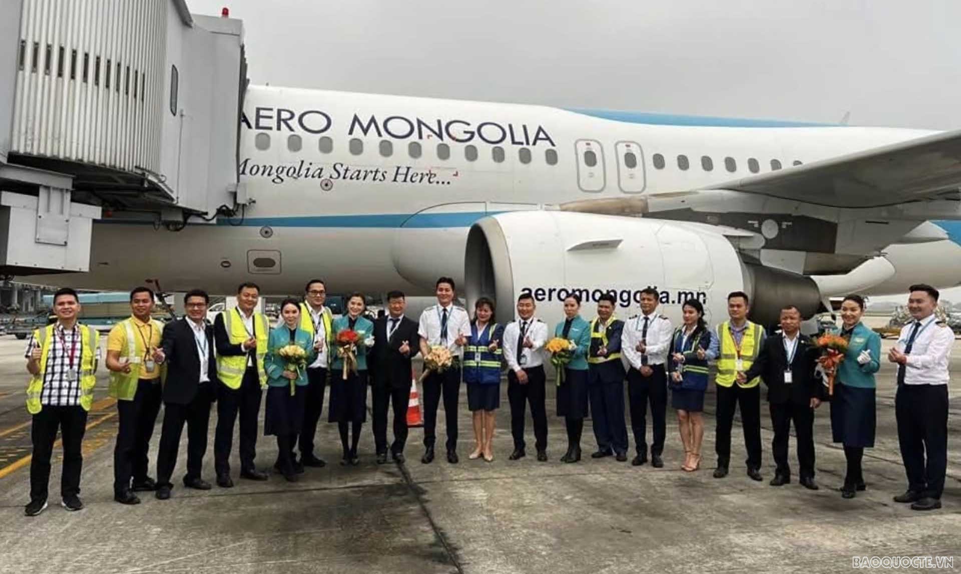 Chuyến bay chở hơn 130 du khách Mông Cổ hạ cánh tại Nội Bài, bắt đầu tour du lịch đầu tiên từ Mông Cổ đến Việt Nam kể từ khi đại dịch Covid-19 bùng phát.