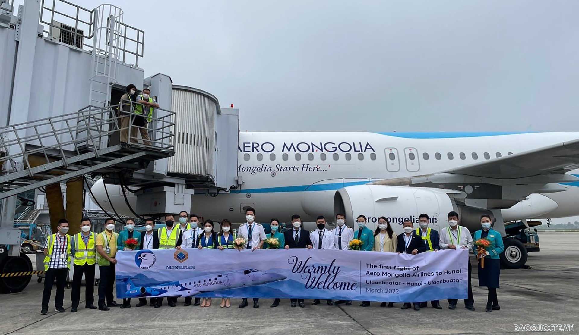 Chuyến bay chở hơn 130 du khách Mông Cổ hạ cánh tại Nội Bài, bắt đầu tour du lịch đầu tiên từ Mông Cổ đến Việt Nam kể từ khi đại dịch Covid-19 bùng phát.