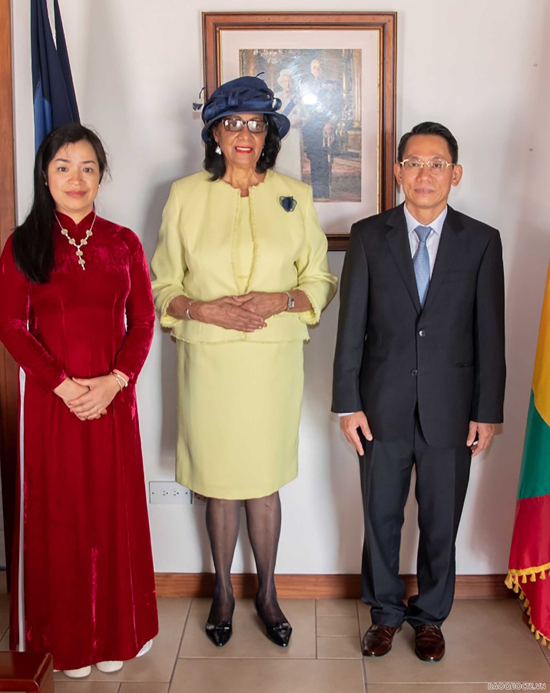 Tổng Toàn quyền Grenada Cecile La Grenade chụp ảnh lưu niệm với các đại biểu. Tổng Toàn quyền Grenada Cecile La Grenade chụp ảnh lưu niệm với các đại biểu.