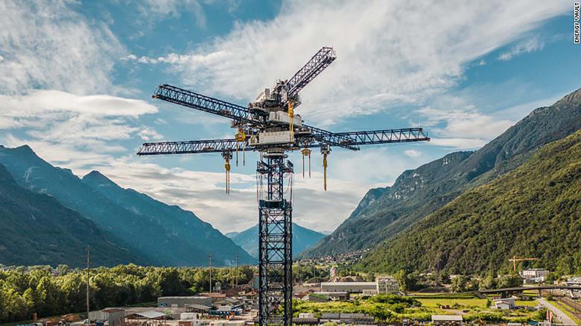 Hệ thống lưu trữ điện năng của Energy Vault tại thị trấn Arbedo-Castione của Thụy Sỹ. (Nguồn: CNN) Hệ thống lưu trữ điện năng của Energy Vault tại thị trấn Arbedo-Castione của Thụy Sỹ. (Nguồn: CNN)