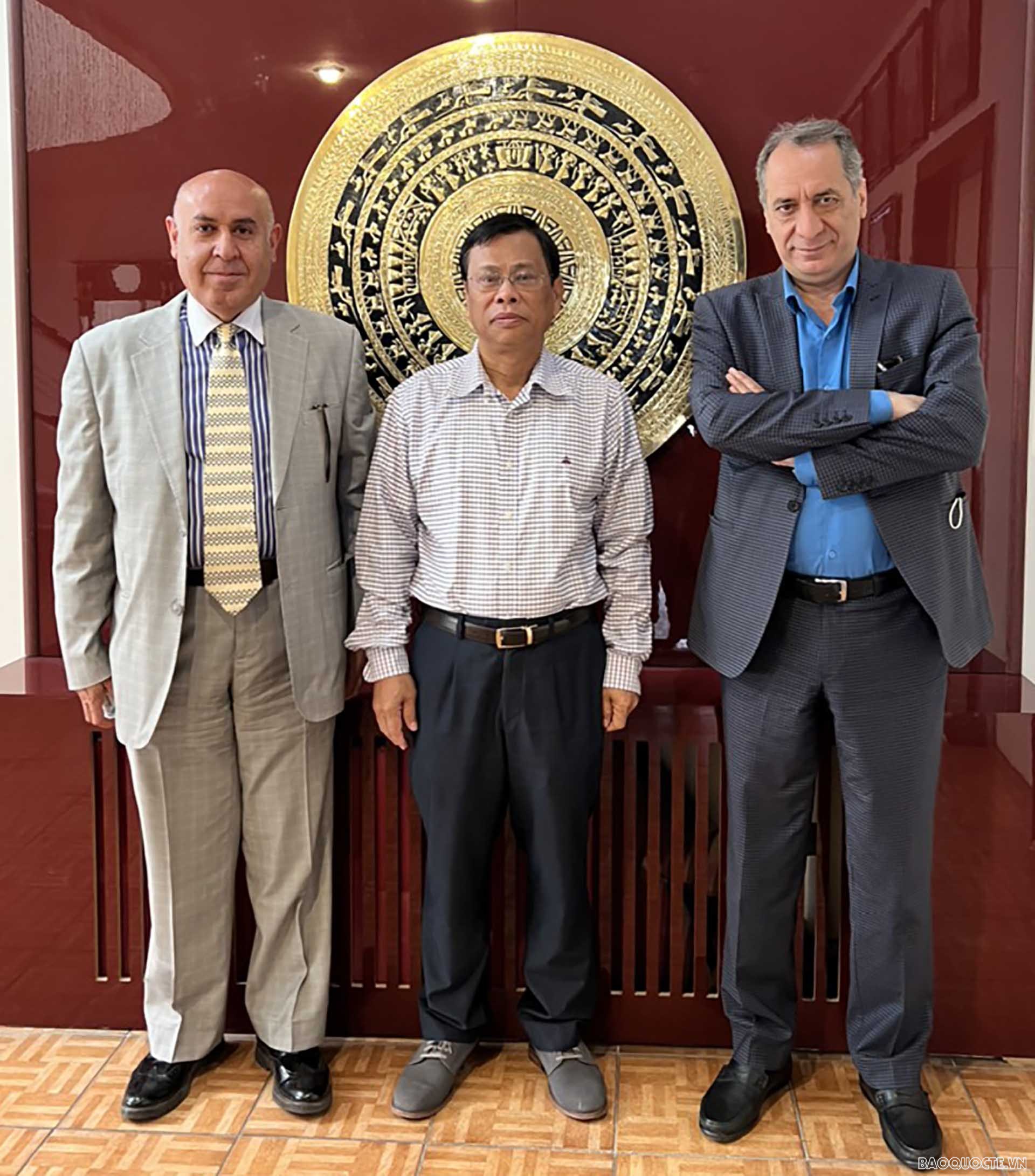 Đại sứ Lương Quốc Huy giới thiệu về tiềm năng to lớn của ngành dệt may Việt Nam với đa dạng chủng loại, mẫu mã và chất liệu