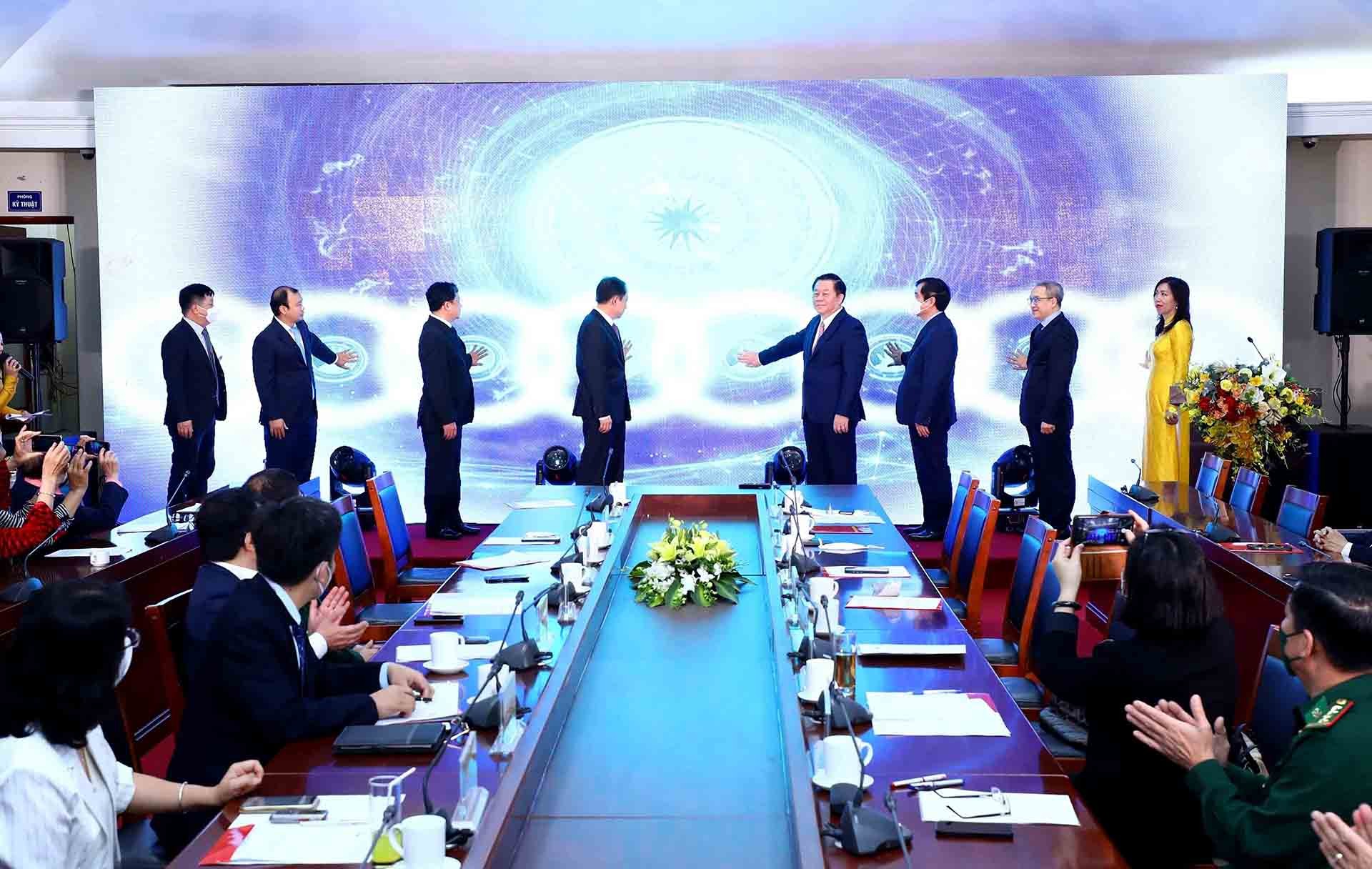 Các đại biểu thực hiện nghi thức khai mạc triển lãm thực tế ảo. (Nguồn: TTXVN)