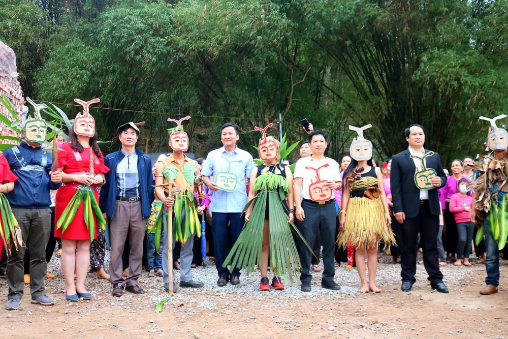 Du khách trải nghiệm văn hóa tại xóm Trại, Hòa Bình. (Ảnh: Phùng Thắng)