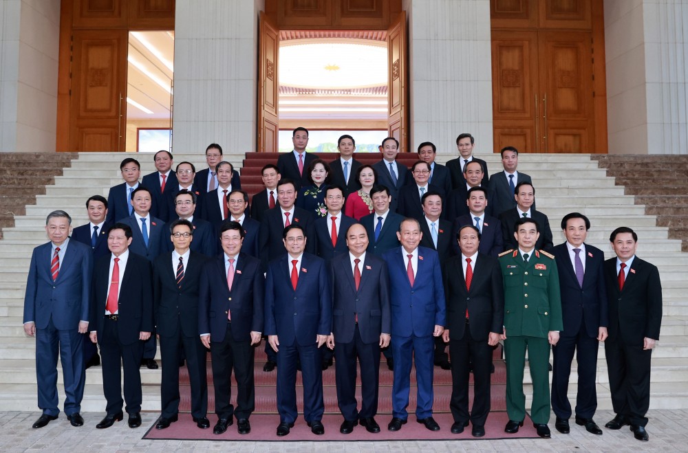 Trong ảnh: Đồng chí Nguyễn Xuân Phúc, Uỷ viên Bộ Chính trị, Chủ tịch nước, Thủ tướng Chính phủ nhiệm kỳ 2016-2021; đồng chí Phạm Minh Chính, Uỷ viên Bộ Chính trị, Thủ tướng Chính phủ, các thành viên Chính phủ 2021-2025 và các thành viên Chính phủ 2016-202