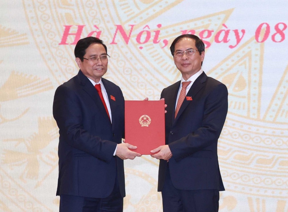 Trong ảnh: Đồng chí Phạm Minh Chính, Uỷ viên Bộ Chính trị, Thủ tướng Chính phủ trao quyết định của Chủ tịch nước bổ nhiệm đồng chí Bùi Thanh Sơn giữ chức Bộ trưởng Bộ Ngoại giao Ảnh: Thống Nhất – TTXVN