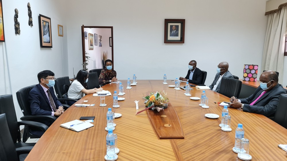 Đại sứ Lê Huy Hoàng trao đổi với Hiệu trưởng Giáo sư Jorge Ferrão và Ban Lãnh đạo ĐH UP Maputo về thúc đẩy hợp tác giáo dục đào tạo (2) Đại sứ Lê Huy Hoàng trao đổi với Hiệu trưởng Giáo sư Jorge Ferrão và Ban Lãnh đạo ĐH UP Maputo về thúc đẩy hợp tác giáo dục đào tạo (2)