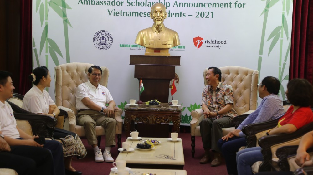 Đại sứ Việt Nam Phạm Sanh Châu và Đại sứ Lào Bounneme Chouanghom tại buổi giao lưu giữa hai cơ quan đại diện ngoại giao Việt Nam-Lào tại Ấn Độ.