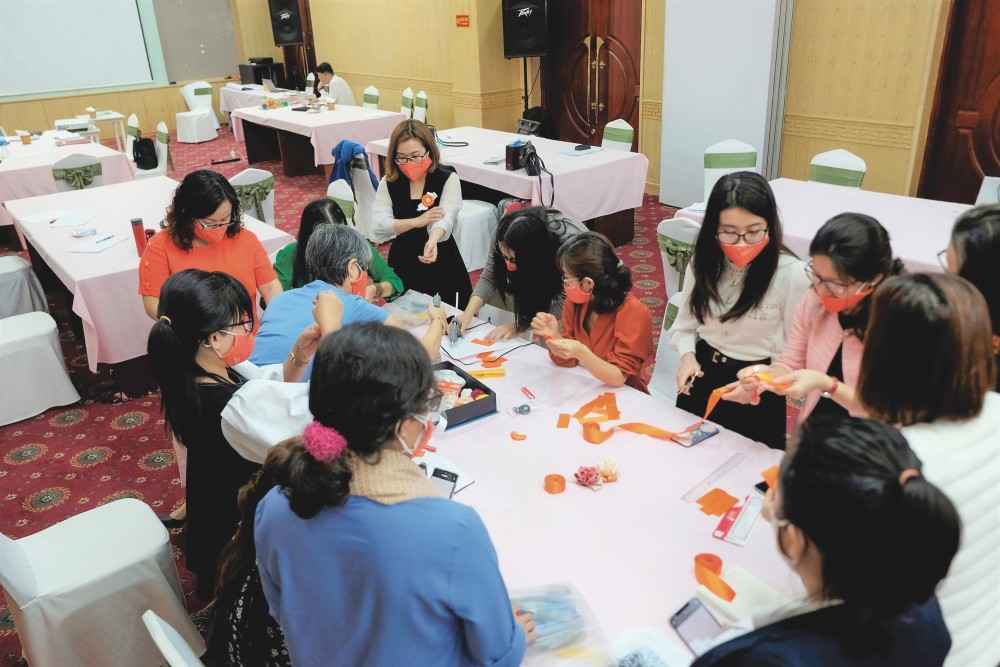 Lớp tập huấn dành cho nhân viên tham vấn và công tác xã hội trực tiếp hỗ trợ phụ nữ và trẻ em bị bạo lực tại ba Ngôi nhà Bình yên.