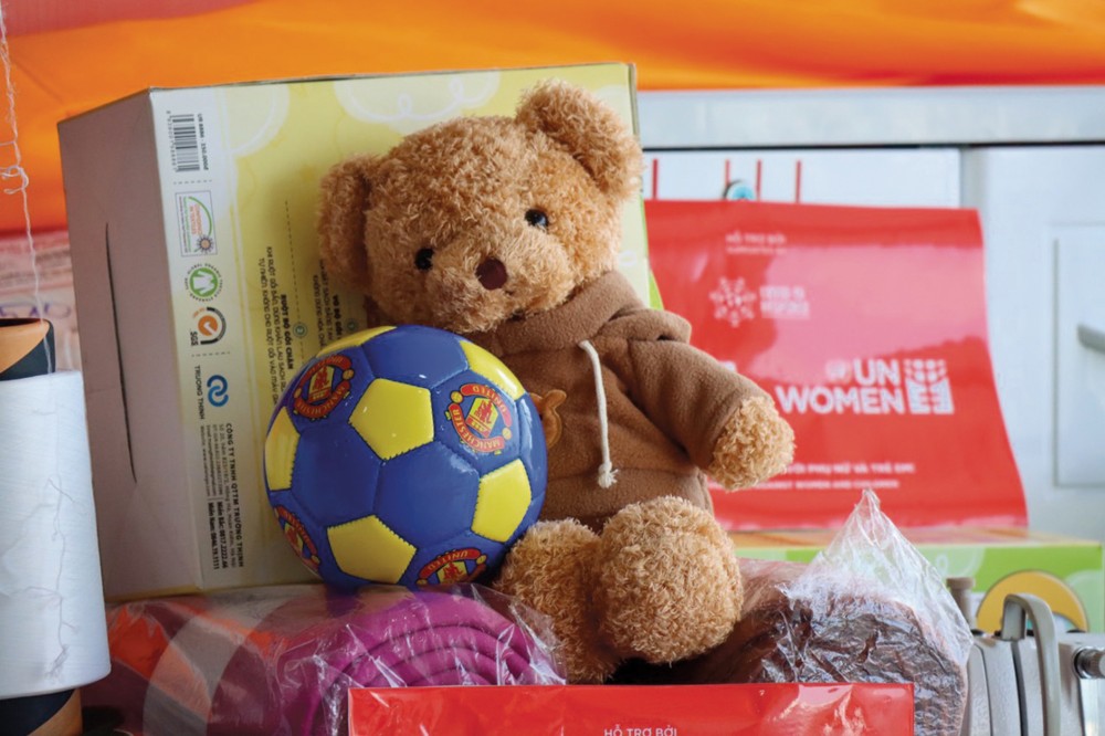 Những món quà ấm ấp được gửi tặng đến nạn nhân bạo hành tại Ngôi nhà Bình yên. Những món quà ấm ấp được gửi tặng đến nạn nhân bạo hành tại Ngôi nhà Bình yên.