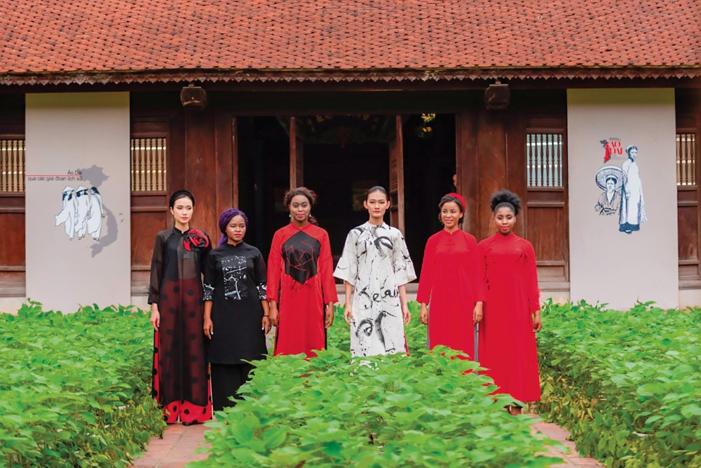 Những trang phục áo dài mang tinh thần hội nhập. (Ảnh: Hà Anh) Những trang phục áo dài mang tinh thần hội nhập. (Ảnh: Hà Anh)
