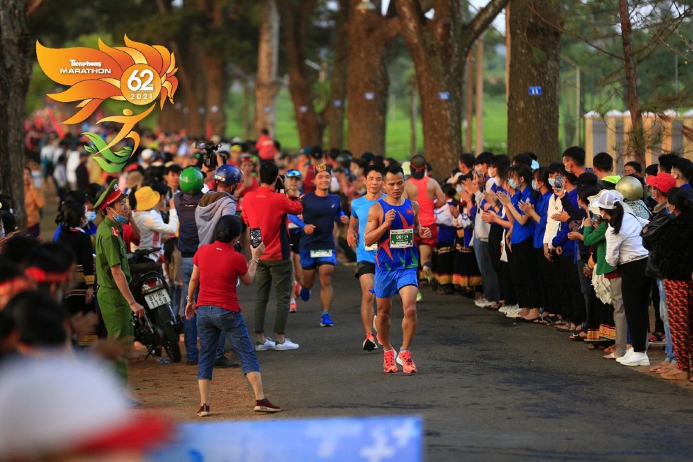 Ba vận động viên phong trào có tới bốn cổ động viên đi cùng từ Hà Nội vào Pleiku. (Ảnh: L.A)